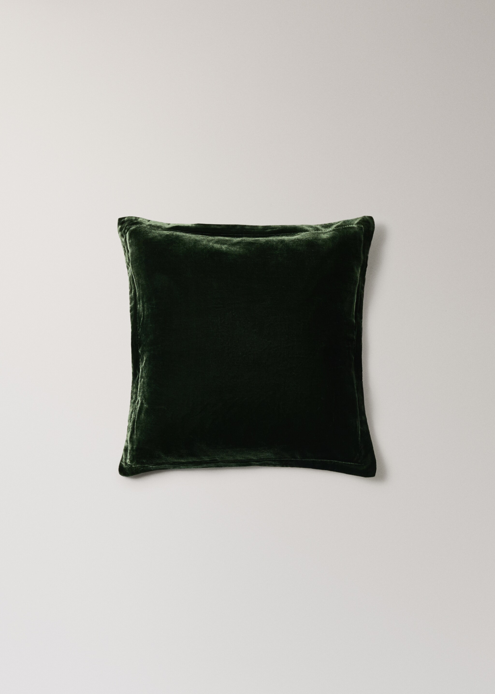 Coussin en velours à liseré 45x45 cm - Article sans modèle, Vert. Ref: 17087899-00.