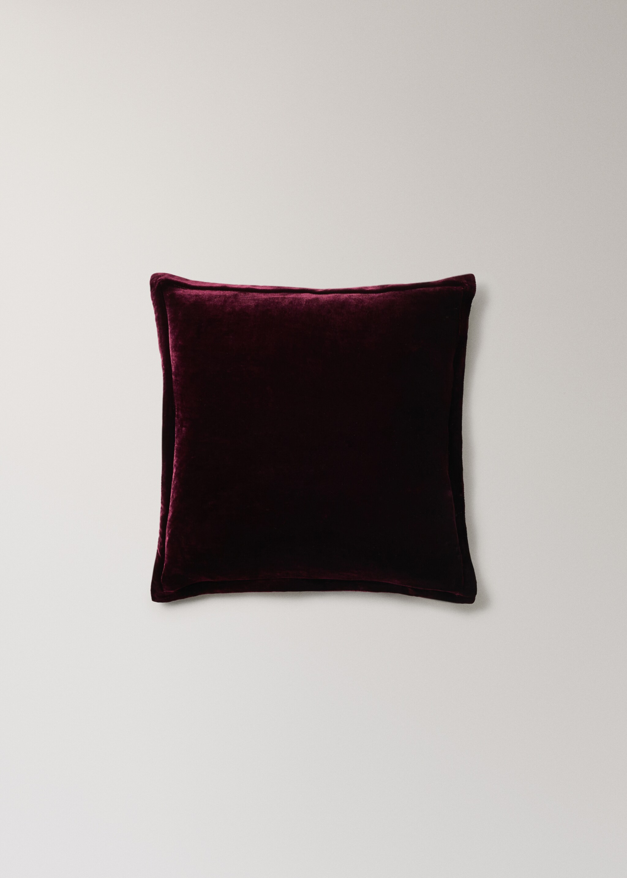 Coussin en velours à liseré 45x45 cm - Article sans modèle, Rouge. Ref: 17087899-00.
