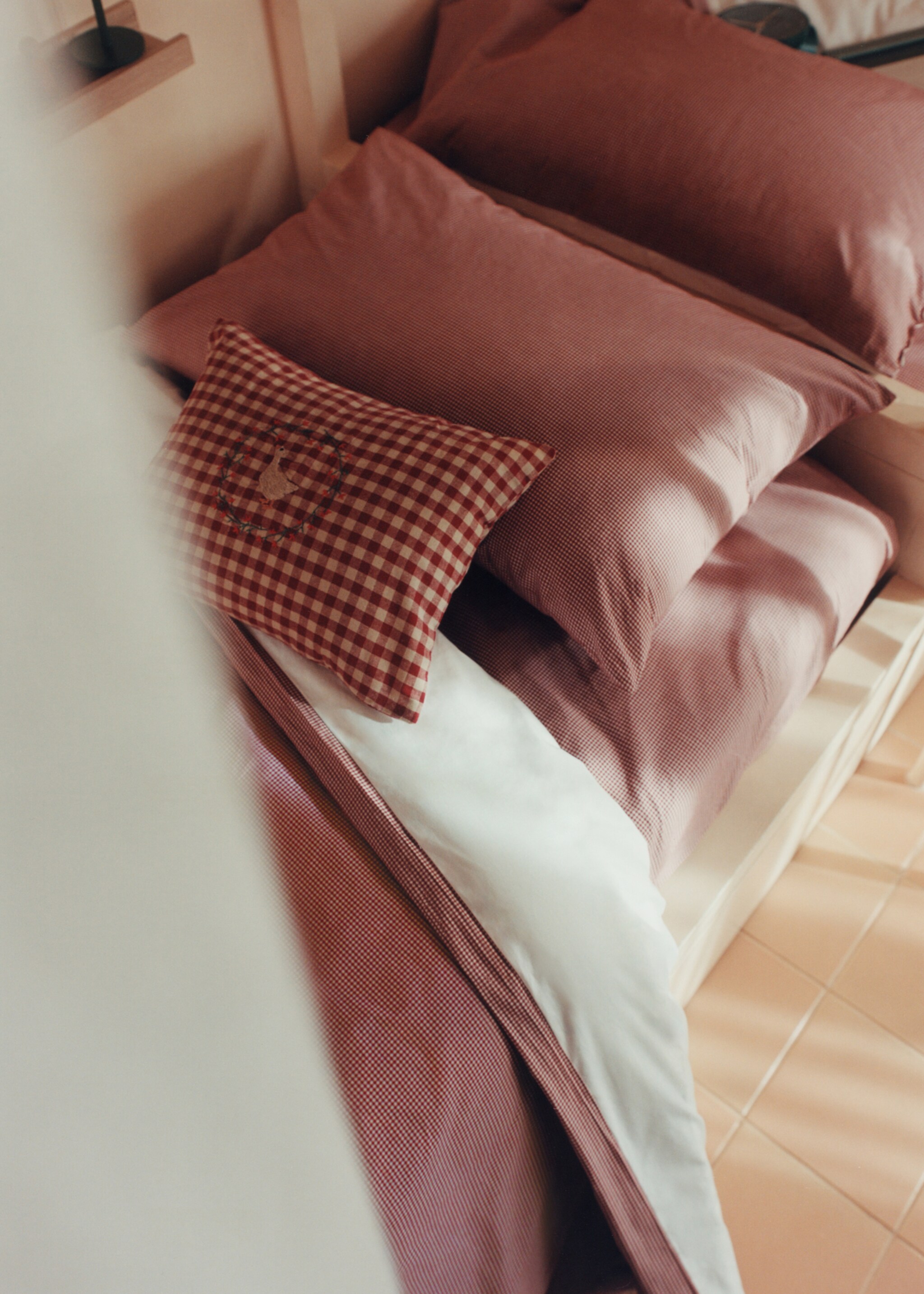 Children's cotton gingham check cushion cover with embroidery 30x40cm - Details of the article 6, Red. Ref: 17087903-00.