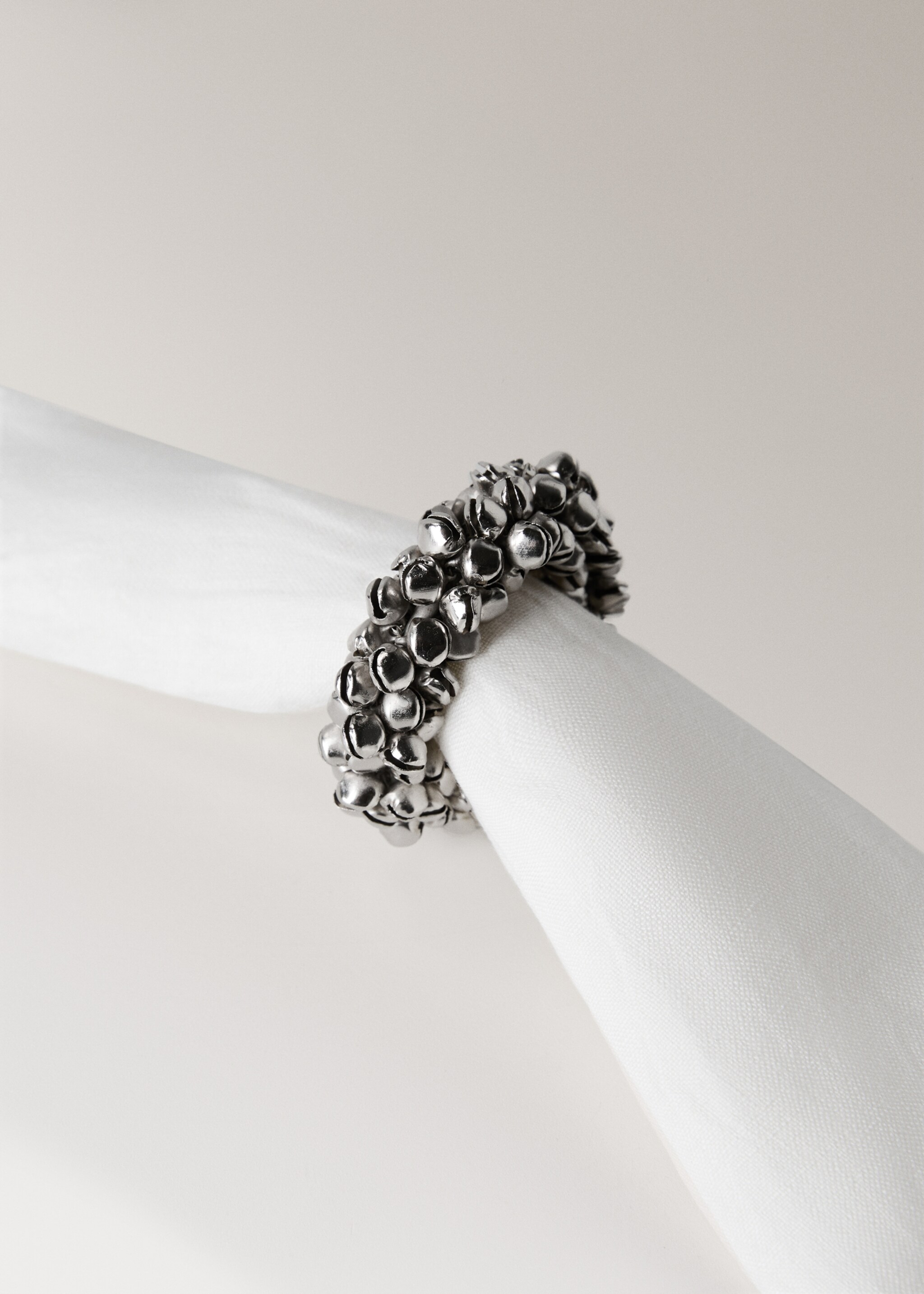 Napkin holder with bell embellishments - Details of the article 2, Silver. Ref: 17087905-00.