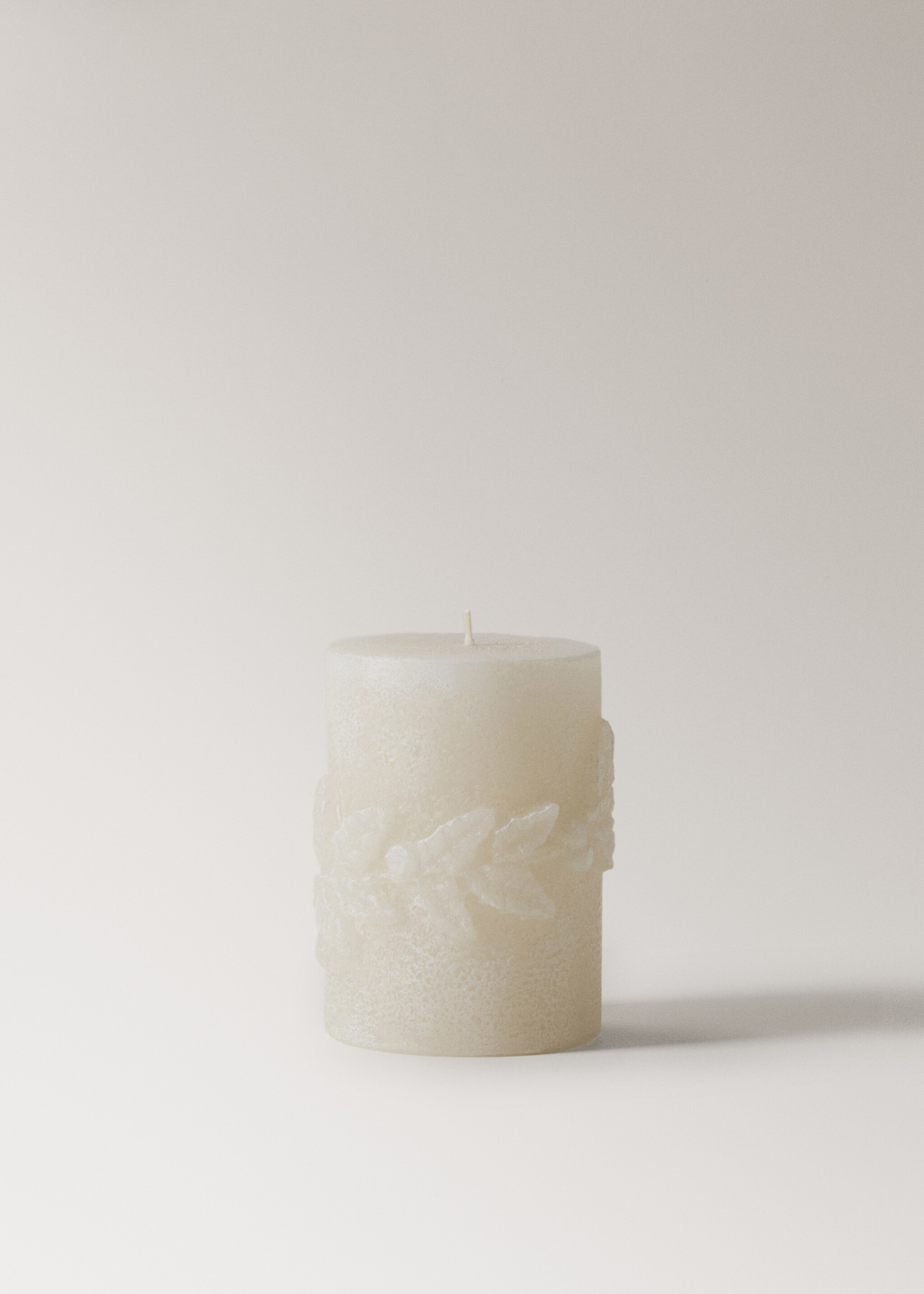 Decorative candle with small leaf design - Article without model, Ecru. Ref: 17087910-00.