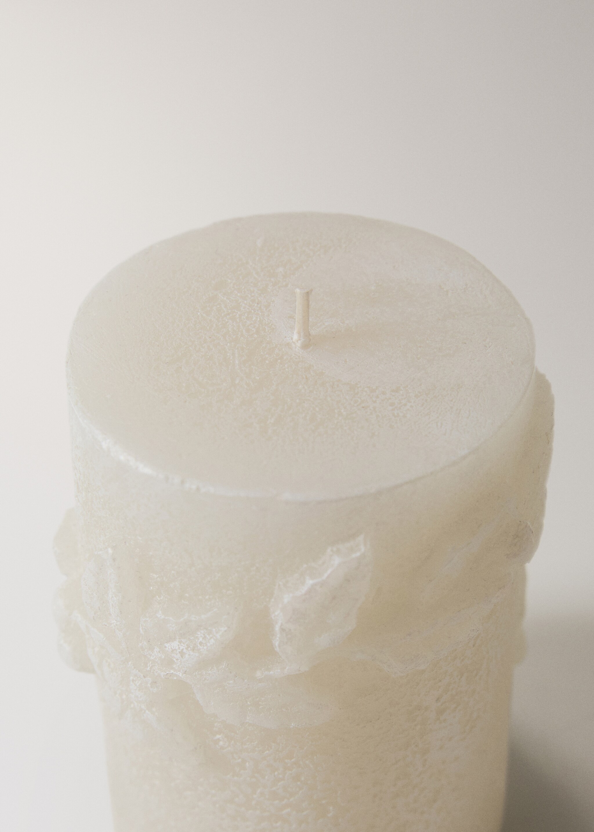 Decorative candle with small leaf design - Details of the article 1, Ecru. Ref: 17087910-00.