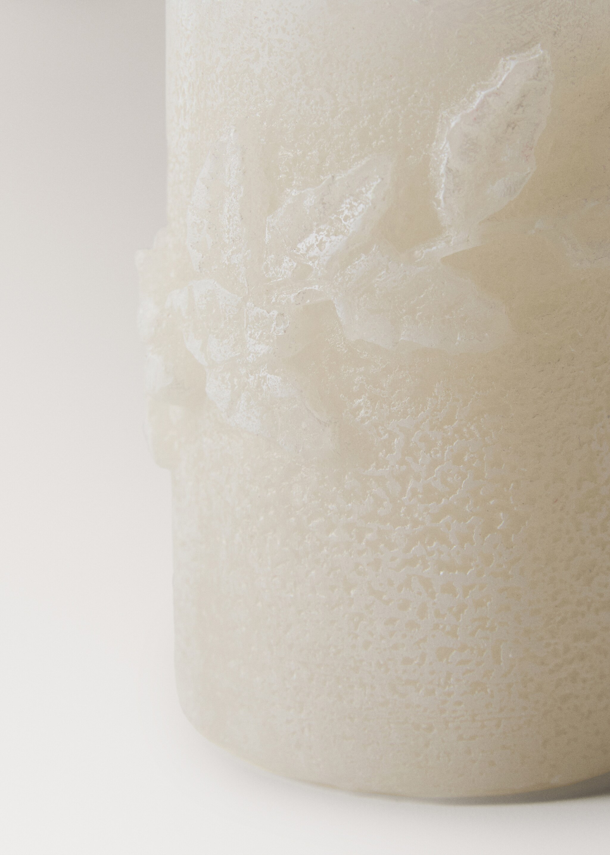 Decorative candle with small leaf design - Details of the article 2, Ecru. Ref: 17087910-00.