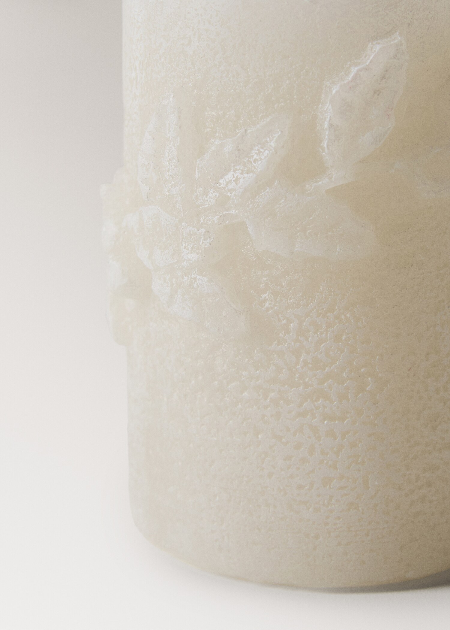 Decorative candle with small leaf design - Details of the article 2