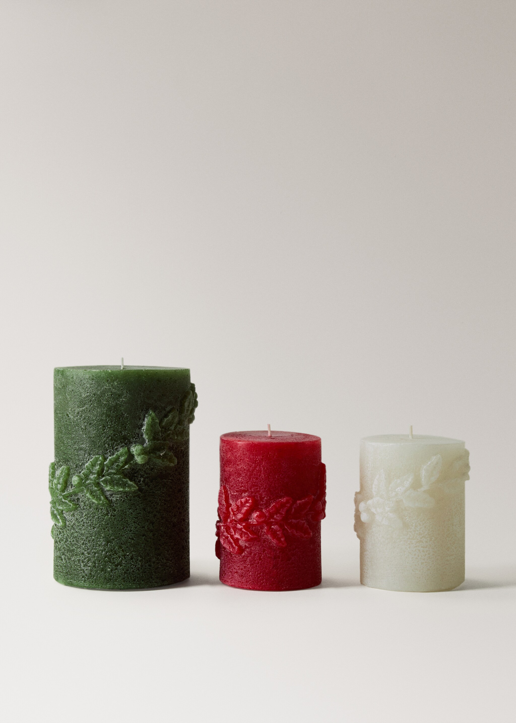 Decorative candle with small leaf design - Details of the article 3, Ecru. Ref: 17087910-00.
