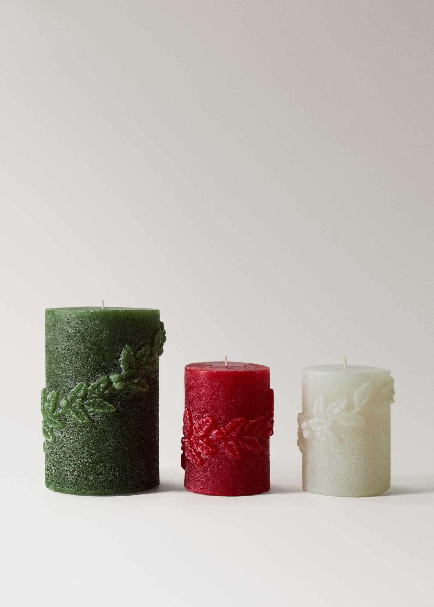 Decorative candle with small leaf design - Details of the article 3