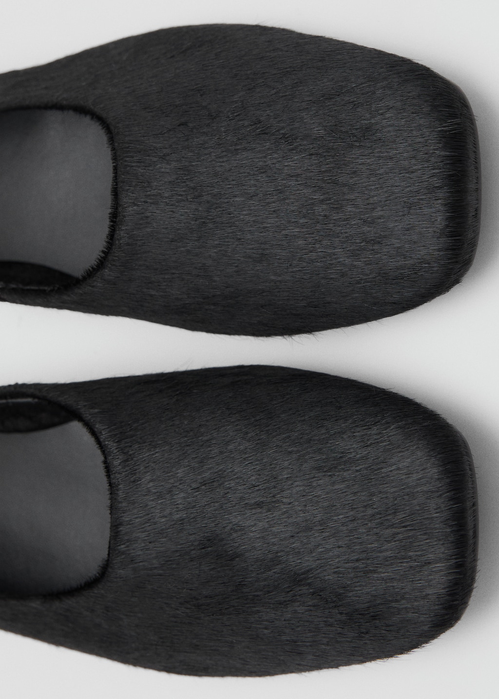 Leather shoes with fur