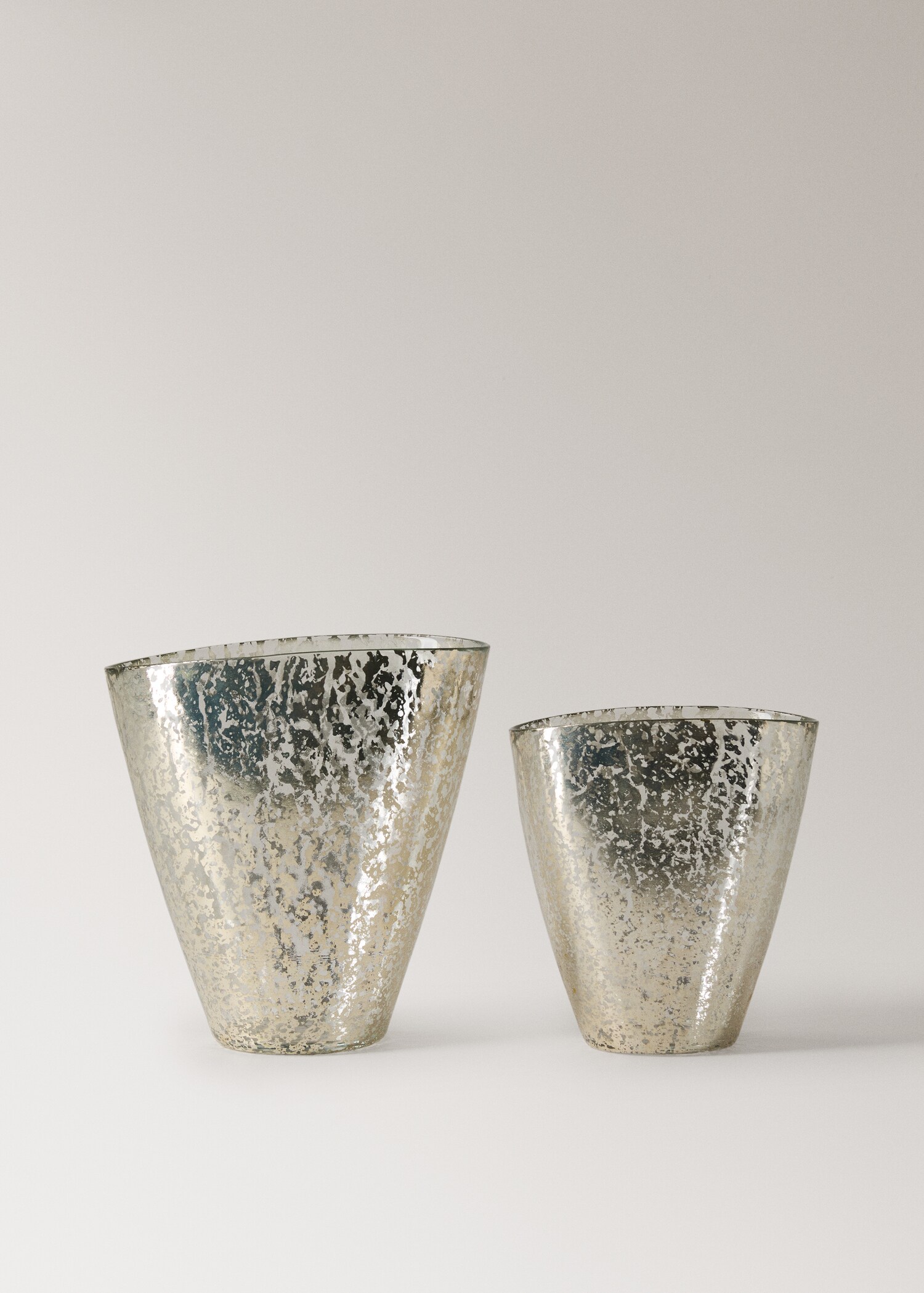Medium mercurised glass vase - Details of the article 3