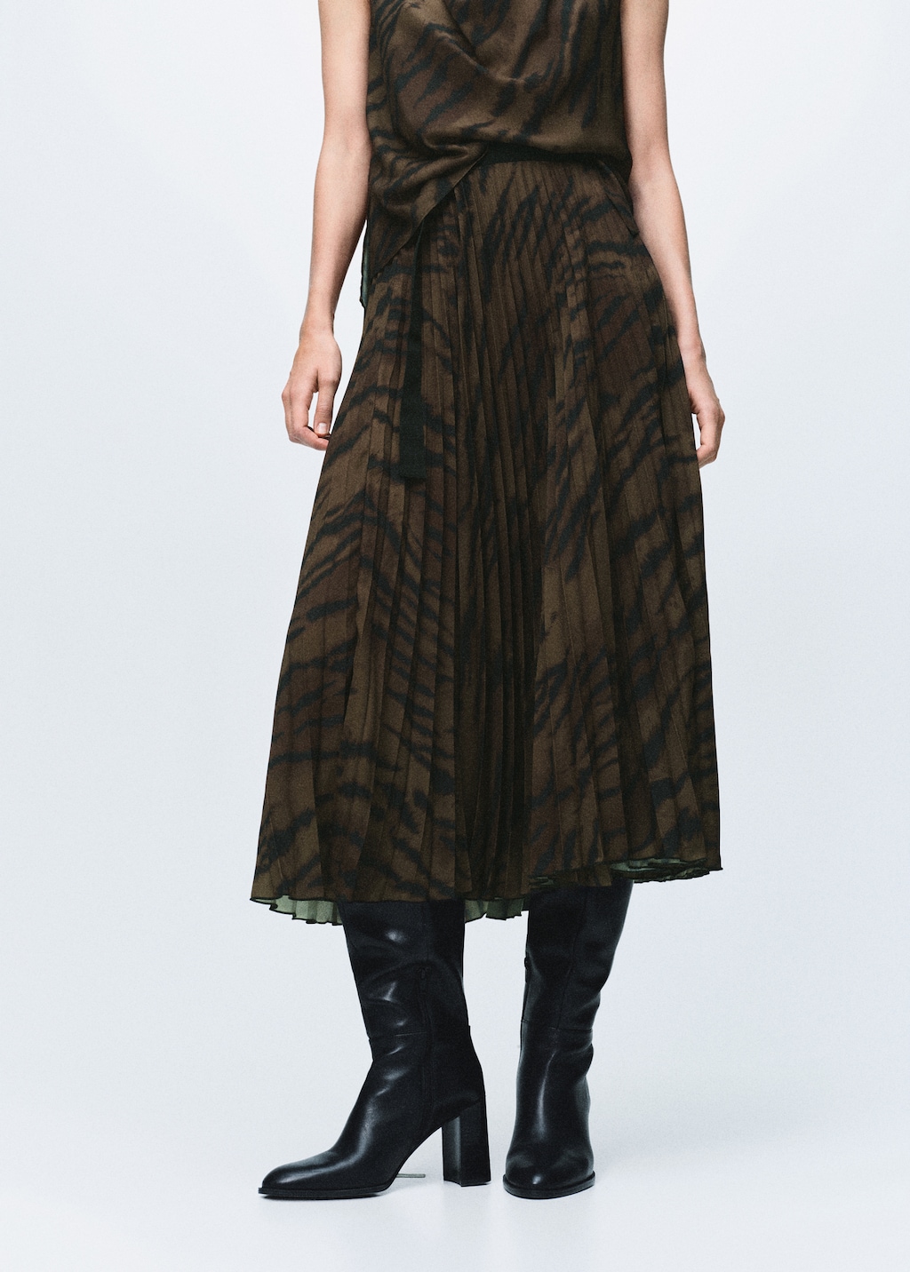 Pleated skirt with belt