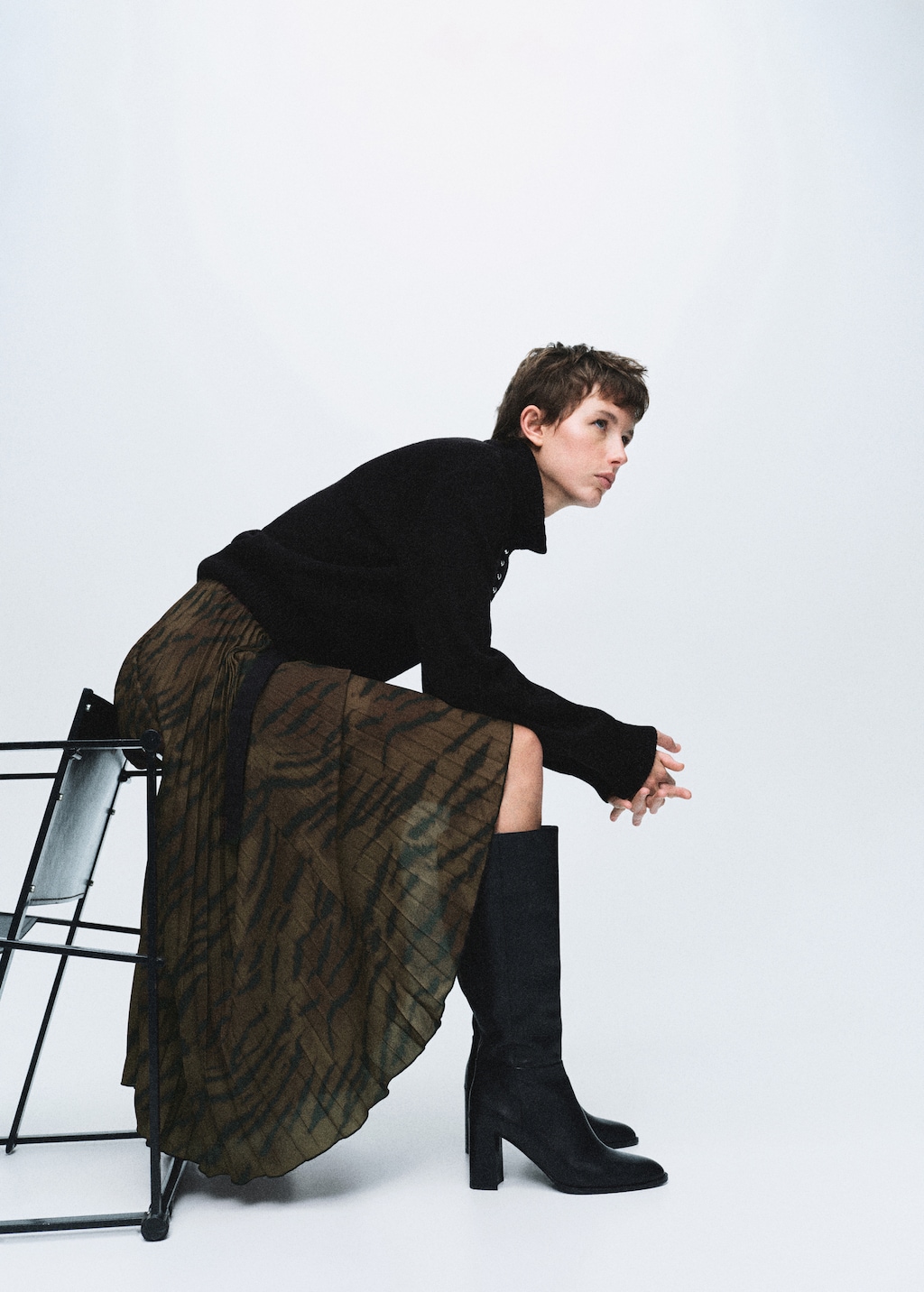 Pleated skirt with belt