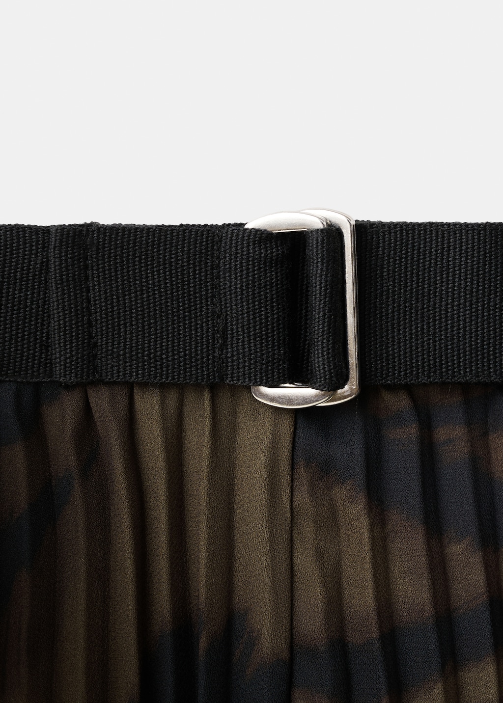 Pleated skirt with belt