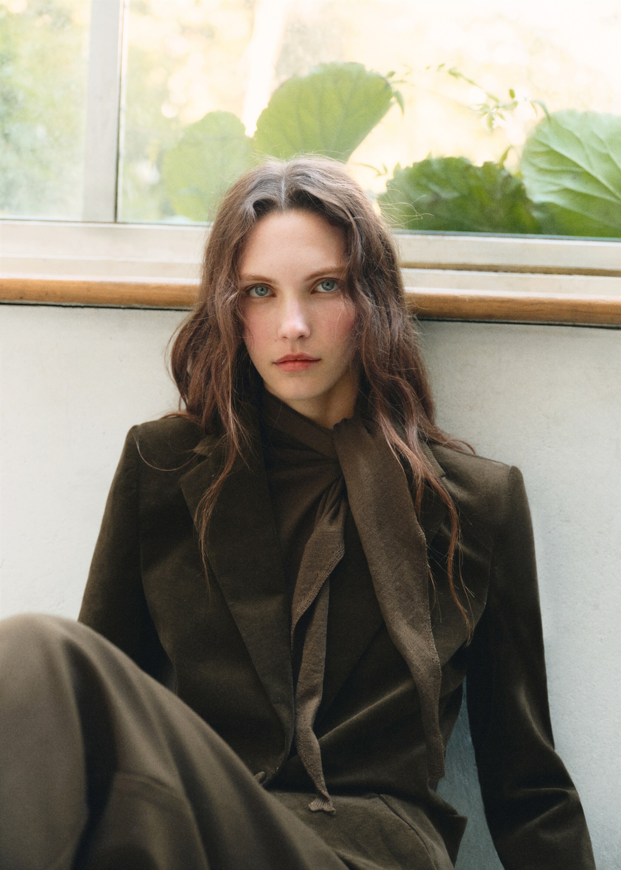 Velveteen jacket with pockets - Details of the article 1, Khaki. Ref: 17088636-00.