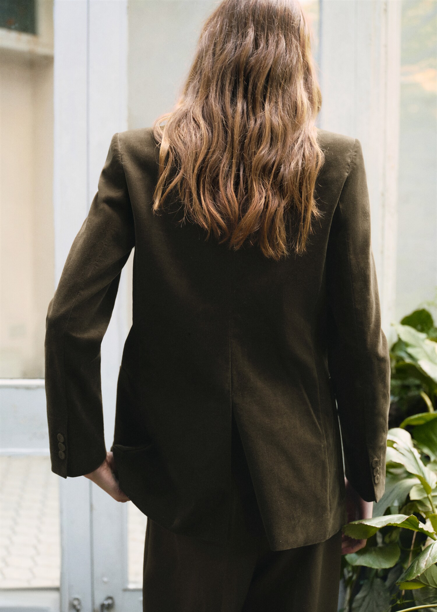 Blazer velvetón bolsillos - Reverso del artículo