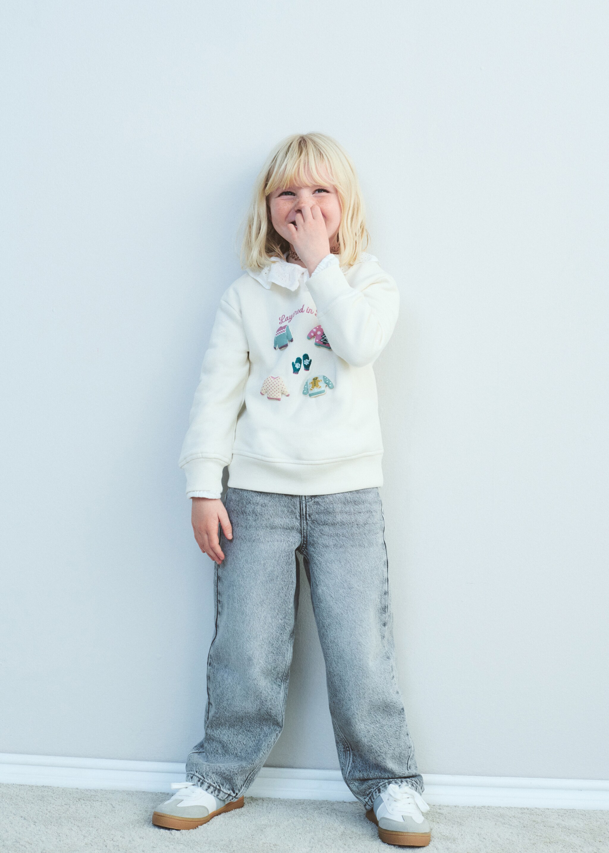 Patch sweatshirt - Details of the article 6, Ecru. Ref: 17089100-00.