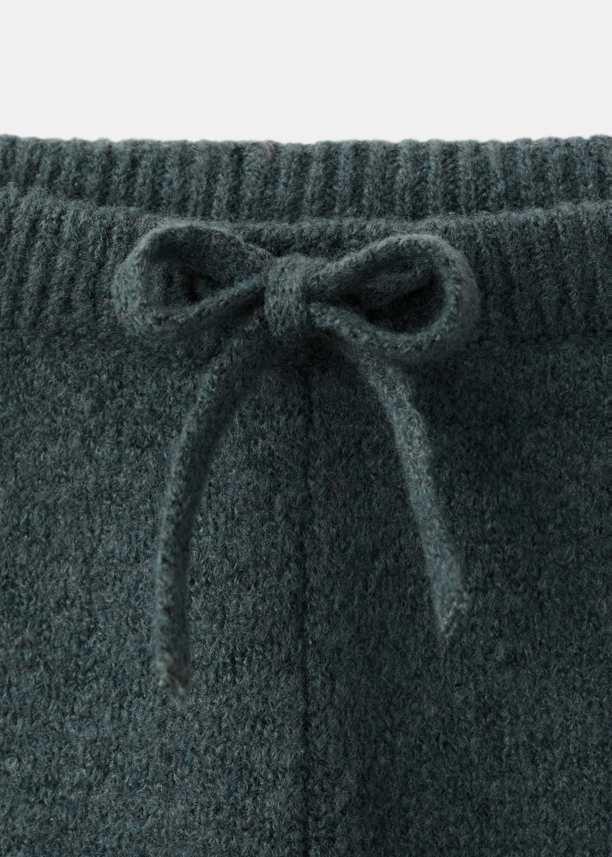 Knitted trousers with bow - Details of the article 8, Forest Green. Ref: 17089101-00.