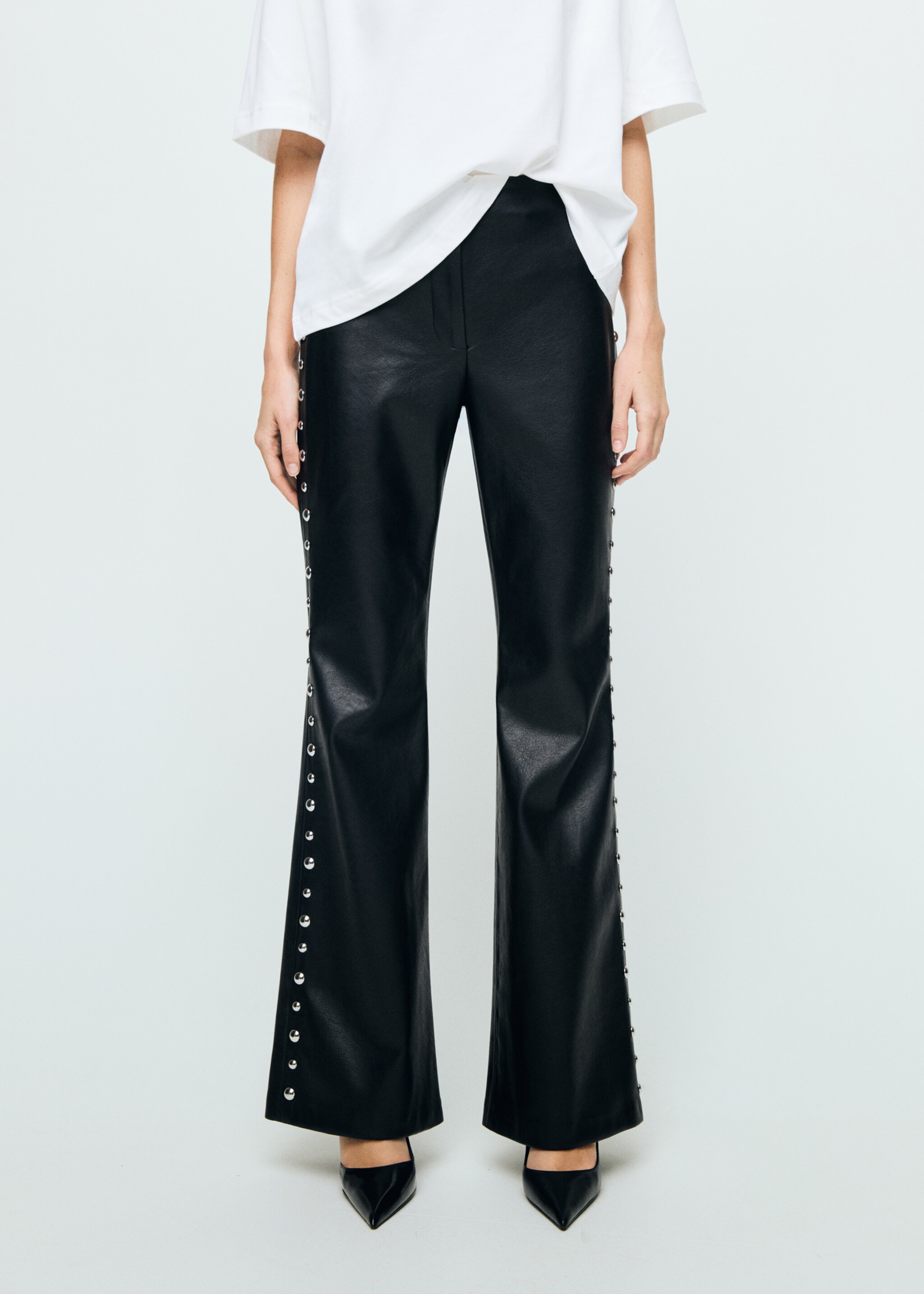 Broek met lederlook en studs - Middenvlak, Zwart. Ref: 17089109-00.