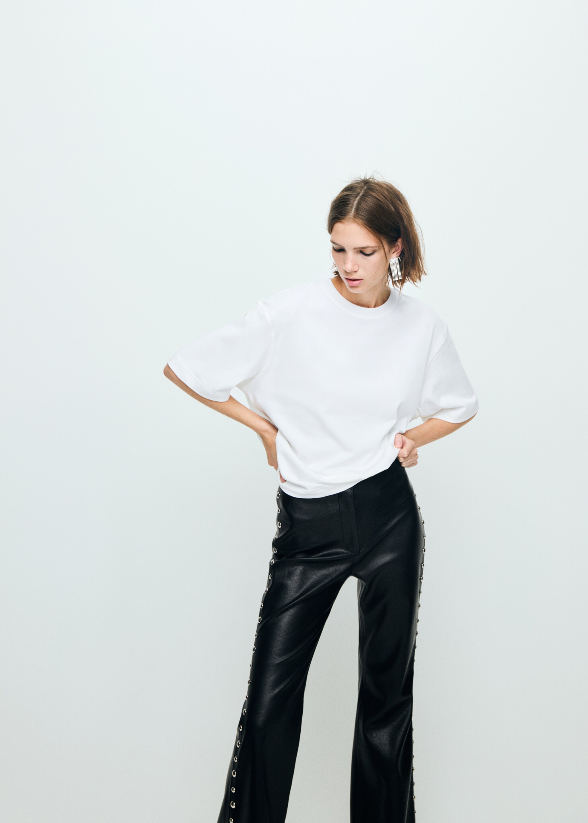 Broek met lederlook en studs - Detail van het artikel 1, Zwart. Ref: 17089109-00.