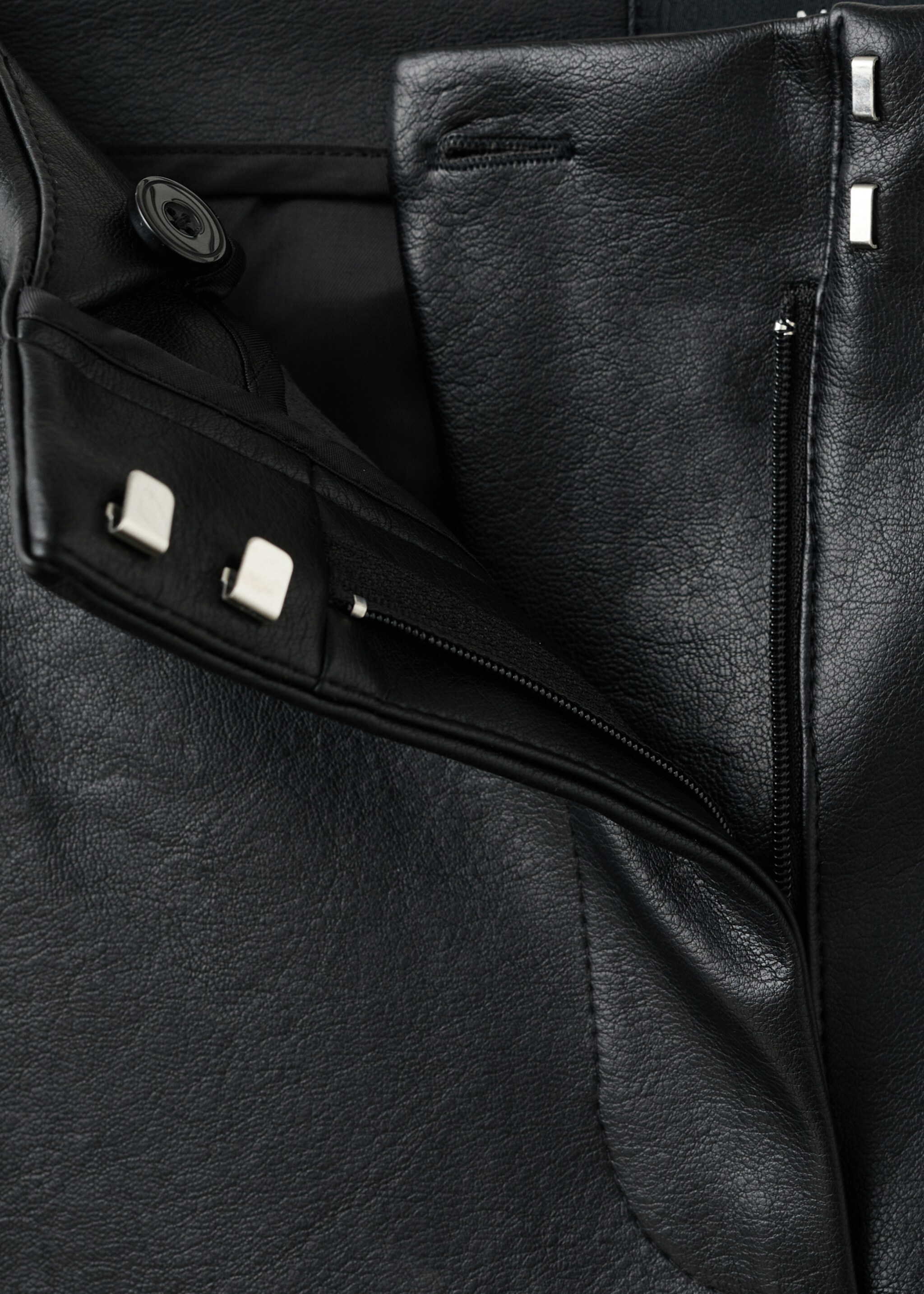 Broek met lederlook en studs - Detail van het artikel 8, Zwart. Ref: 17089109-00.
