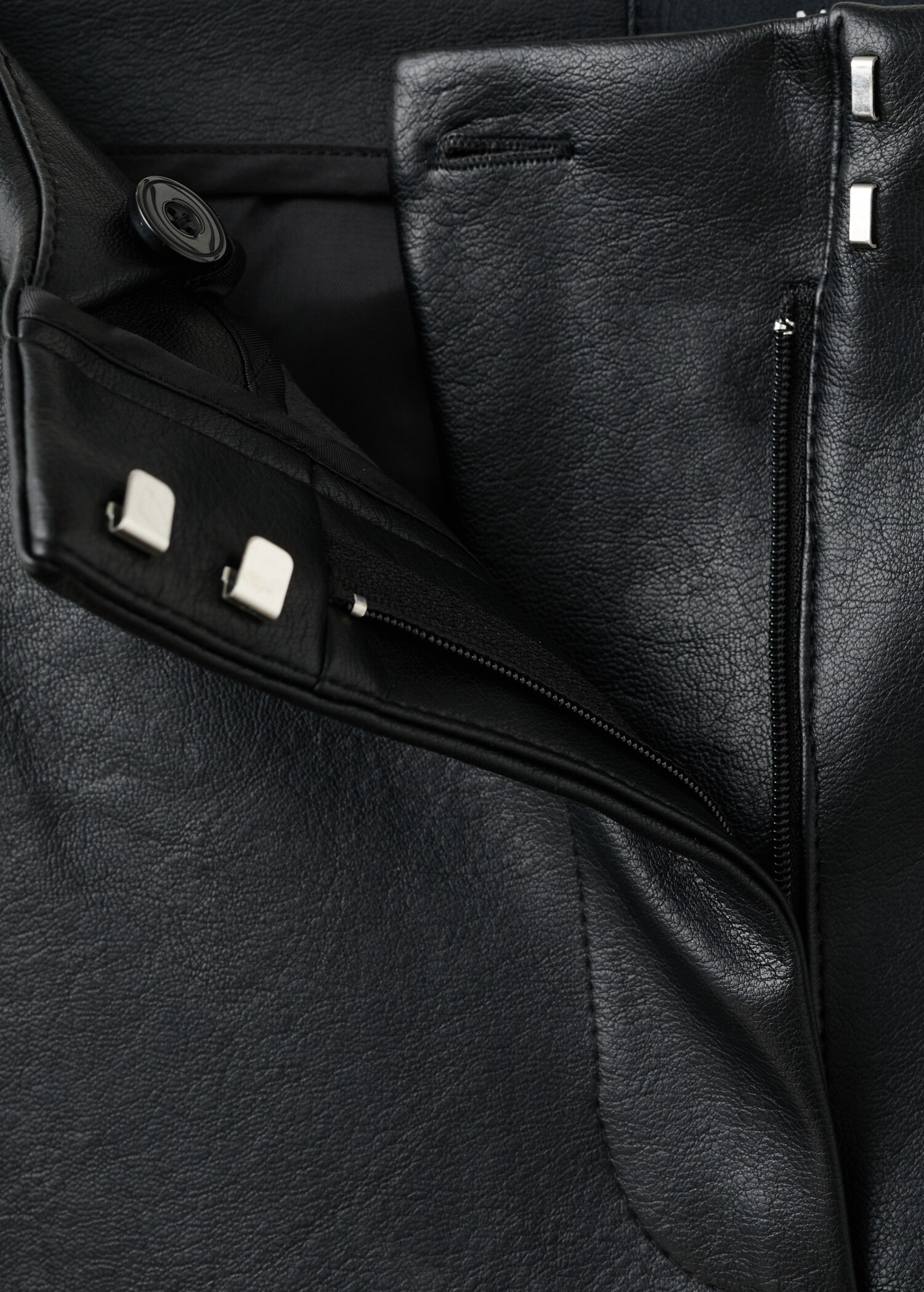 Broek met lederlook en studs - Detail van het artikel 8