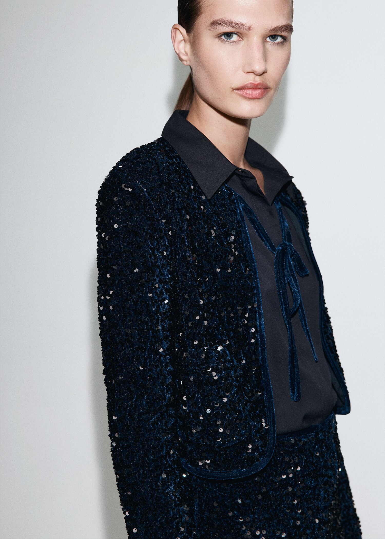 Velvet sequin jacket with bow - رؤية وسط