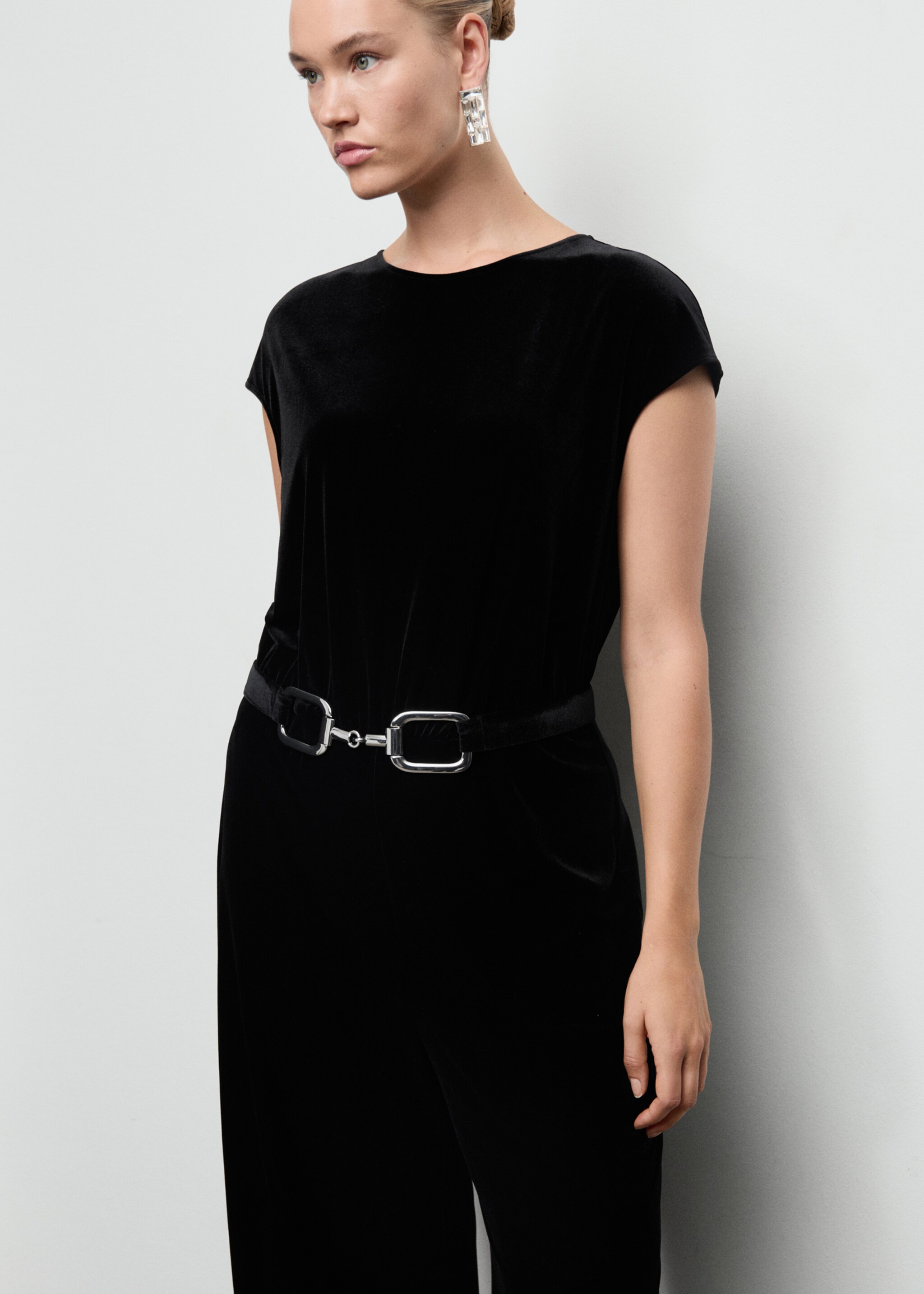Velvet belt jumpsuit - Details of the article 5, Black. Ref: 17089113-00.