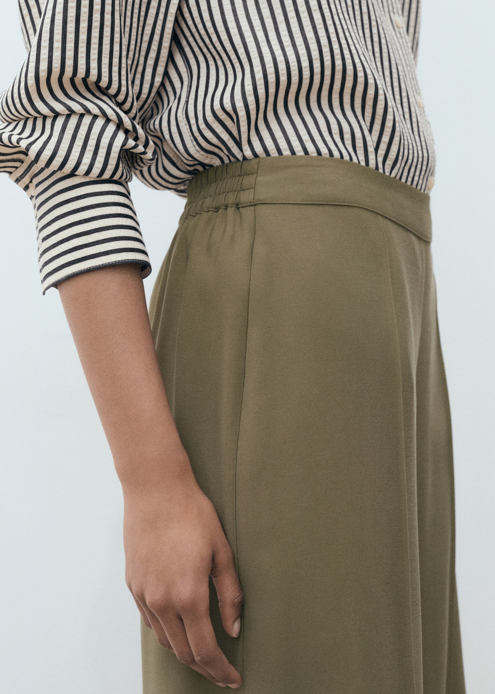 Flowy palazzo trousers - Details of the article 2, Khaki. Ref: 17091129-00.