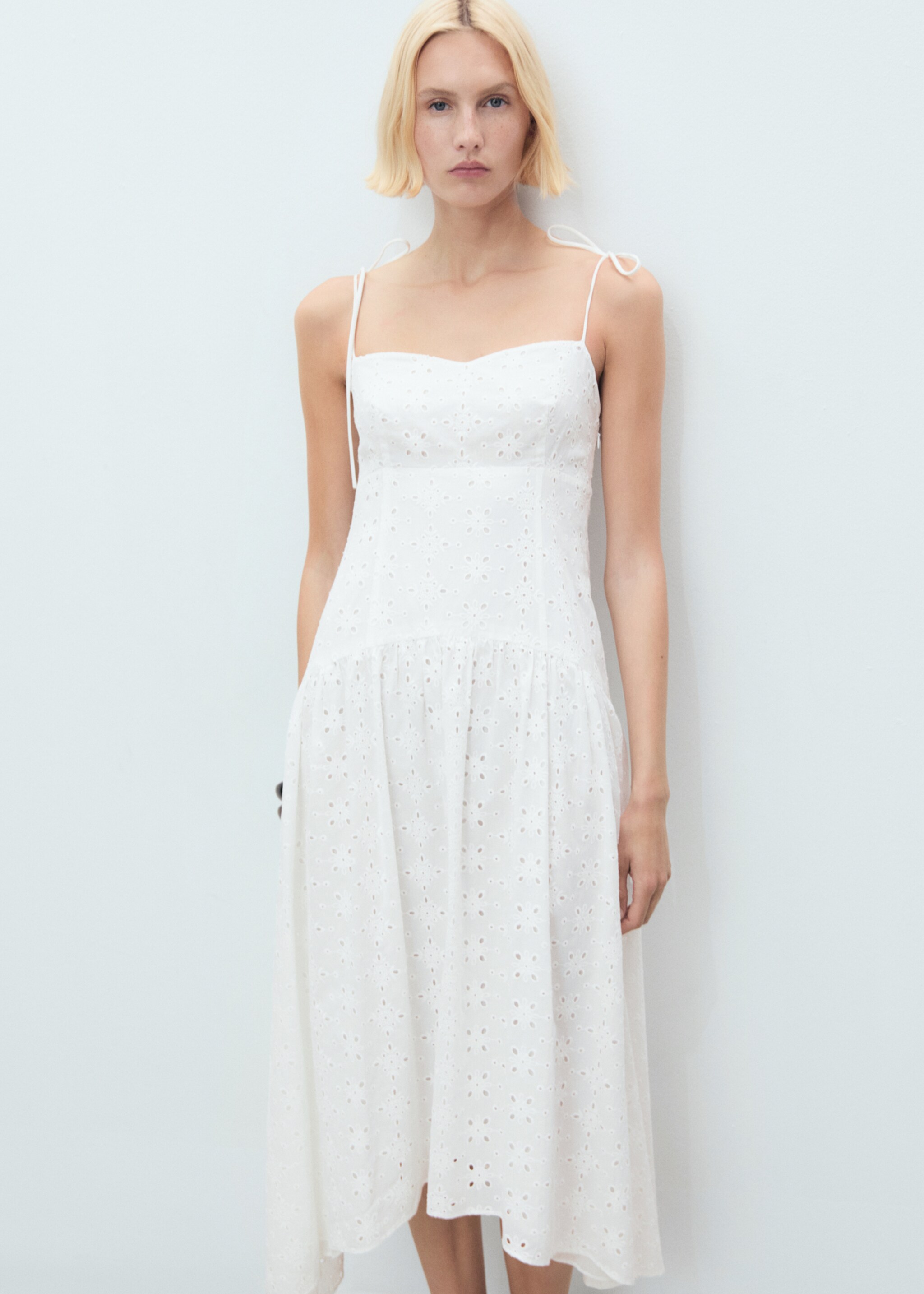 Robe midi ajourée - Plan moyen