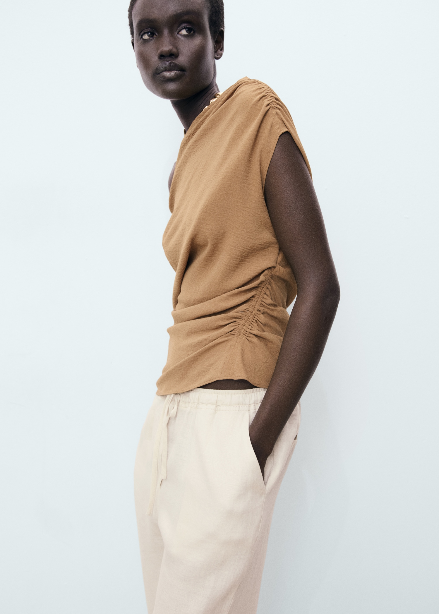 Linen trousers with drawstring - Reverse of the article