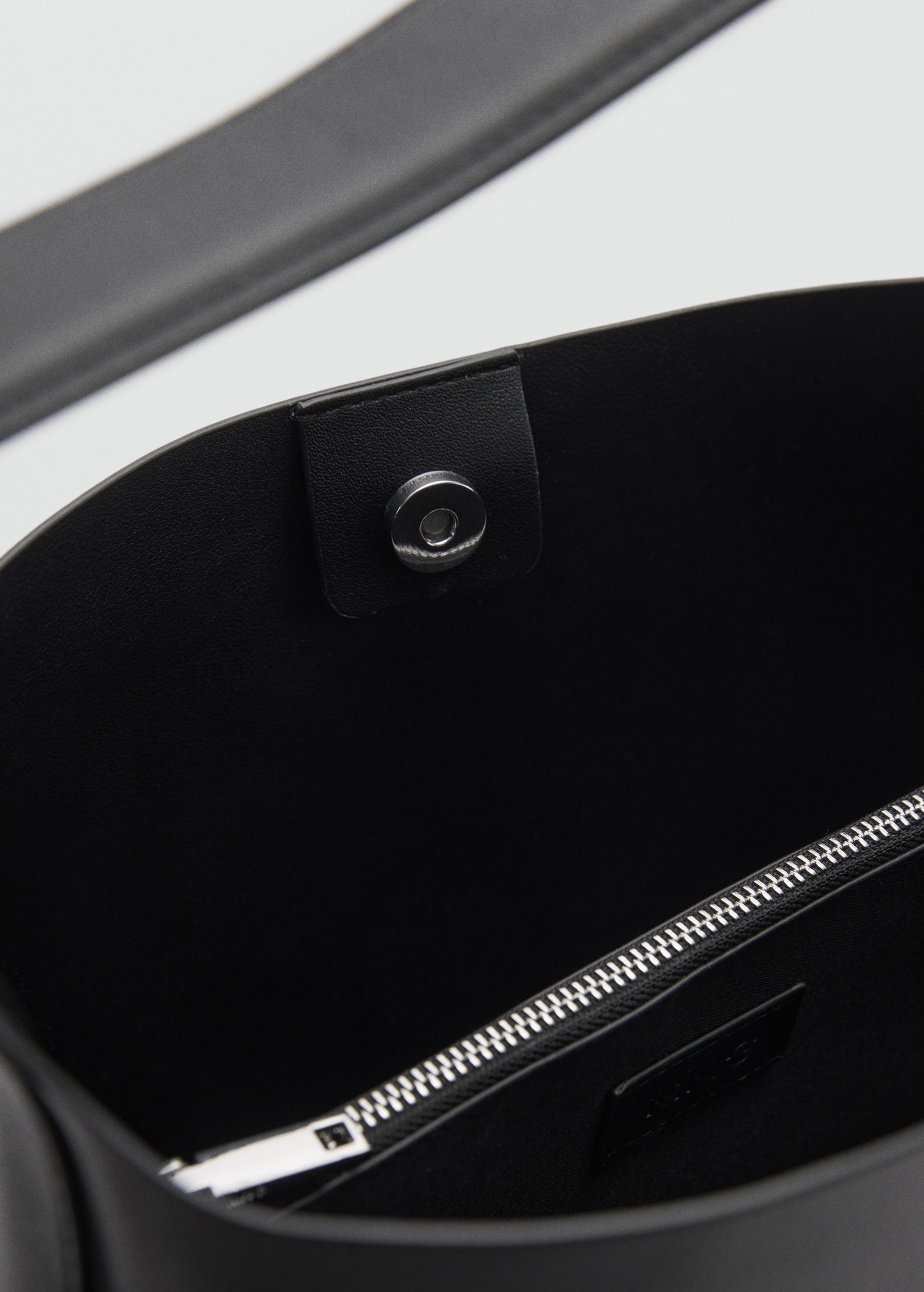Bucket bag with buckle - Details of the article 2