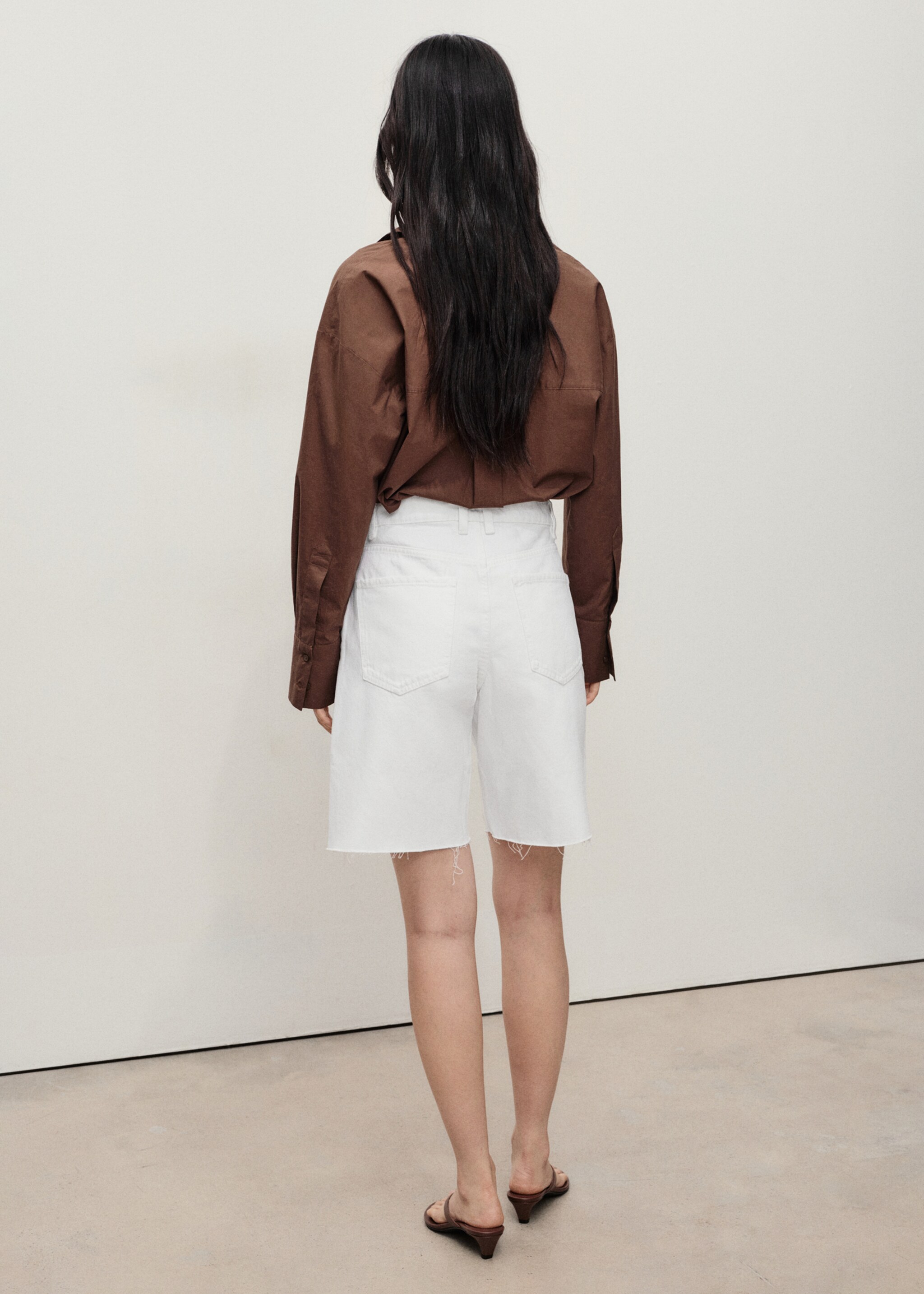 Frayed hem denim shorts - Reverse of the article