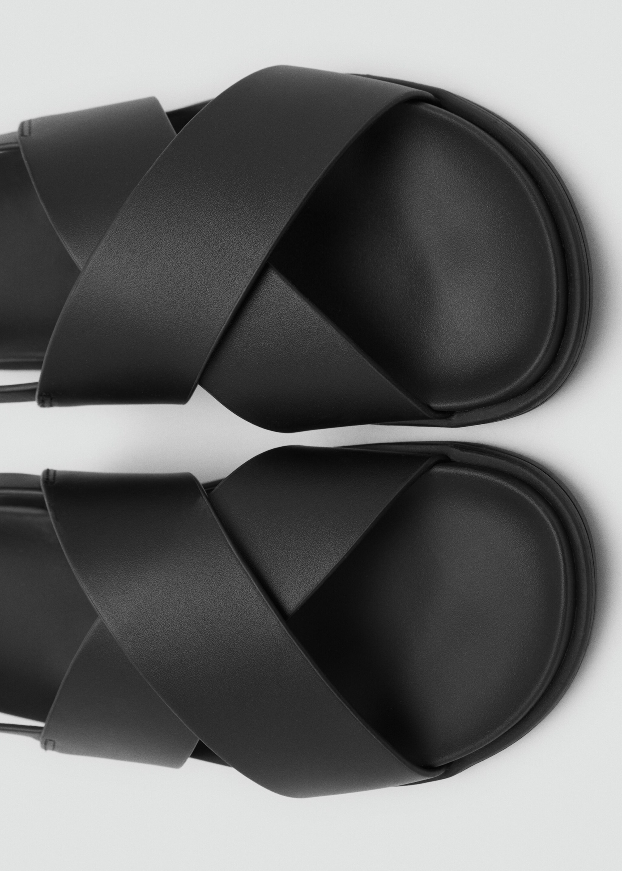 100% leather crossed strap sandal - Details of the article 2