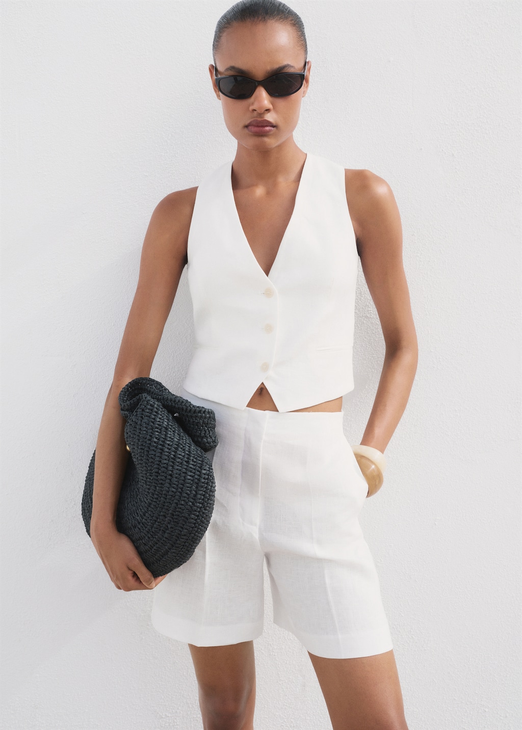 Linen straight-fit mid-rise shorts - image 4