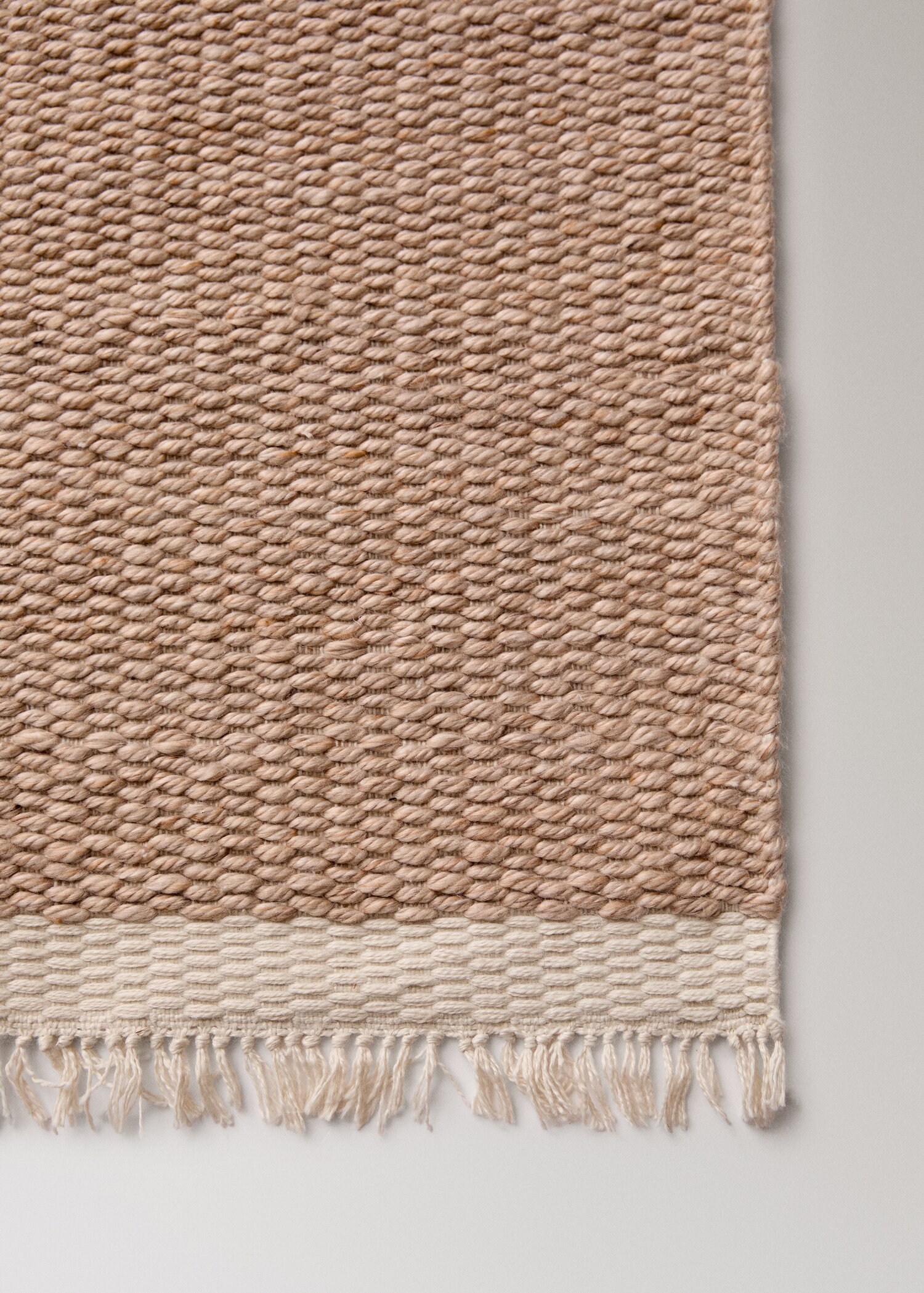 Textured rug with fringes - Details of the article 1