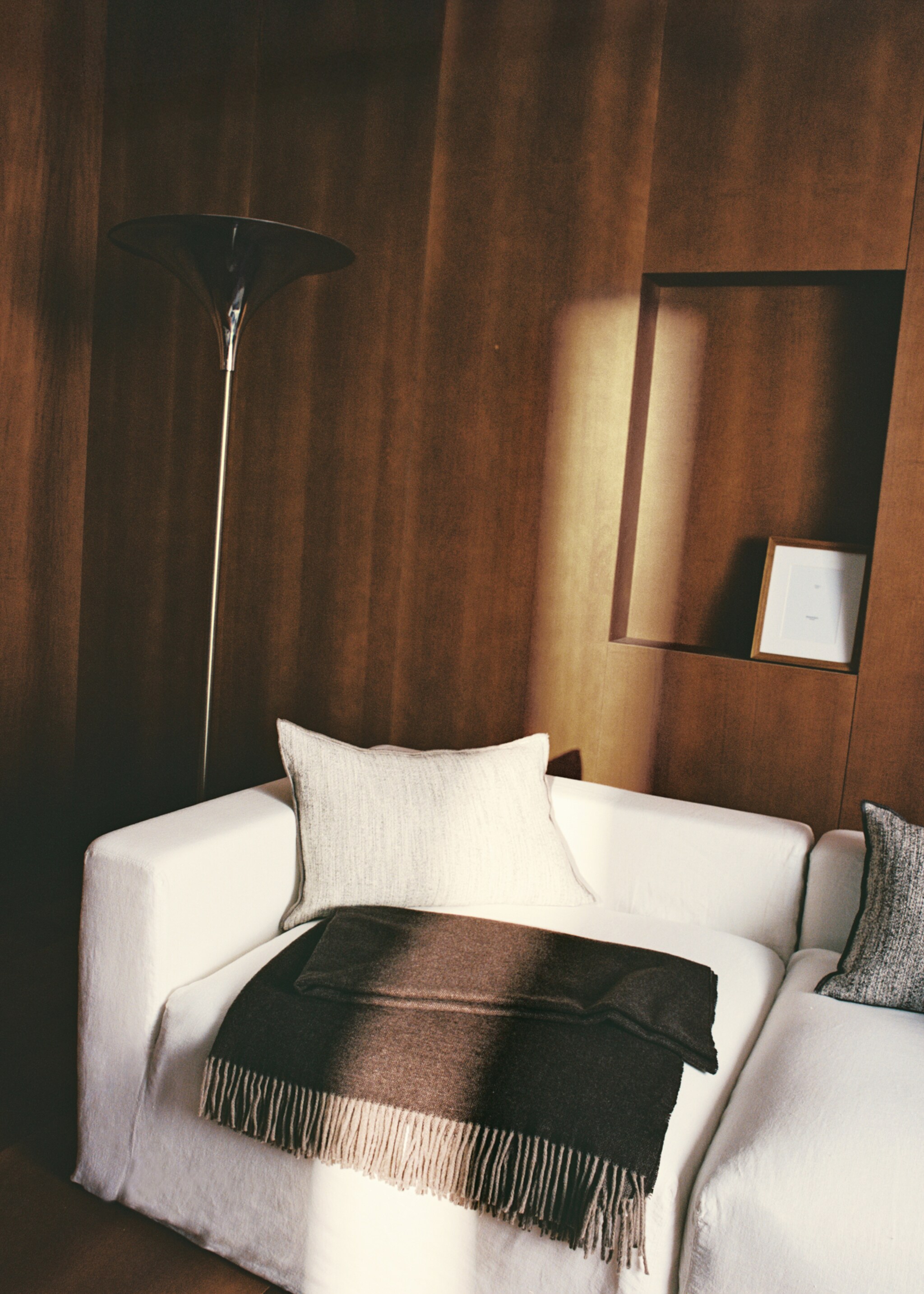 100% cashmere two-tone blanket - Details of the article 5, Light/Pastel Brown. Ref: 17091527-00.