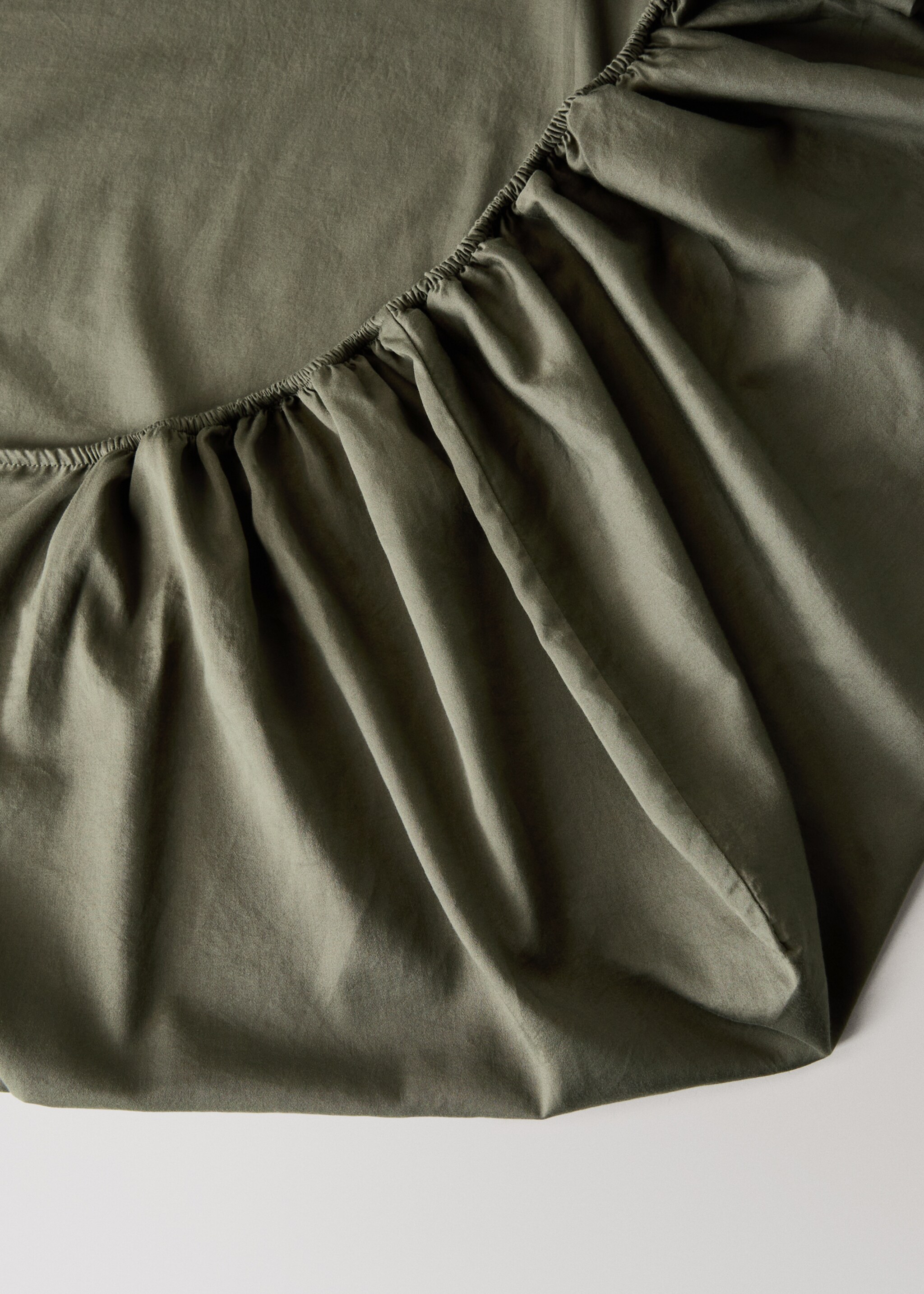 Washed cotton satin fitted sheet Single bed - Details of the article 1, Olive Green. Ref: 17091529-00.