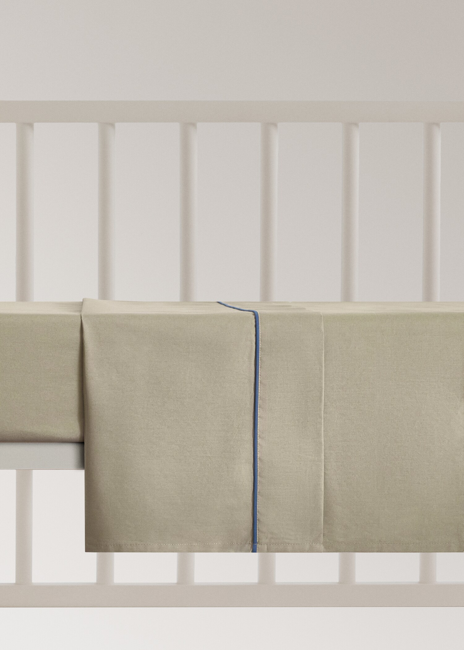 Reversible percale cotton top sheet with contrasting piping for cot - Article without model