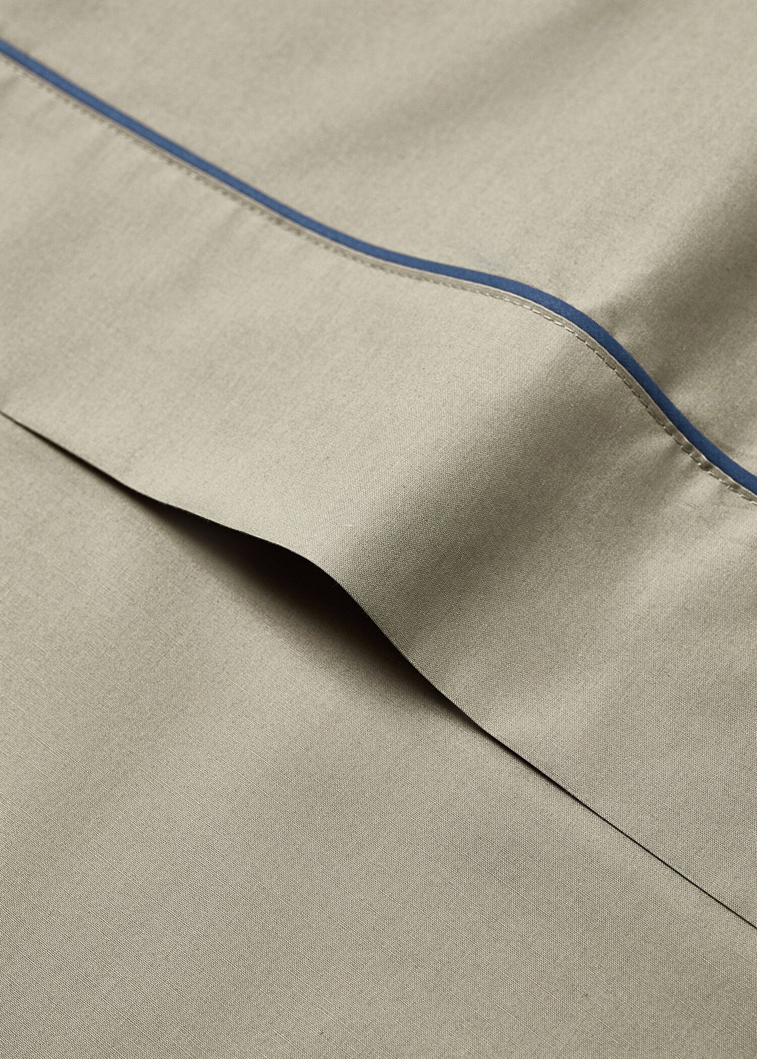 Reversible percale cotton top sheet with contrasting piping for cot - Details of the article 1