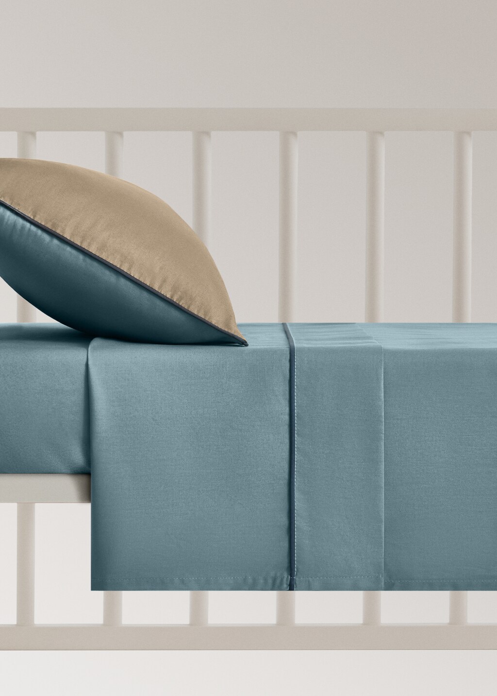 Reversible percale cotton top sheet with contrasting piping for cot