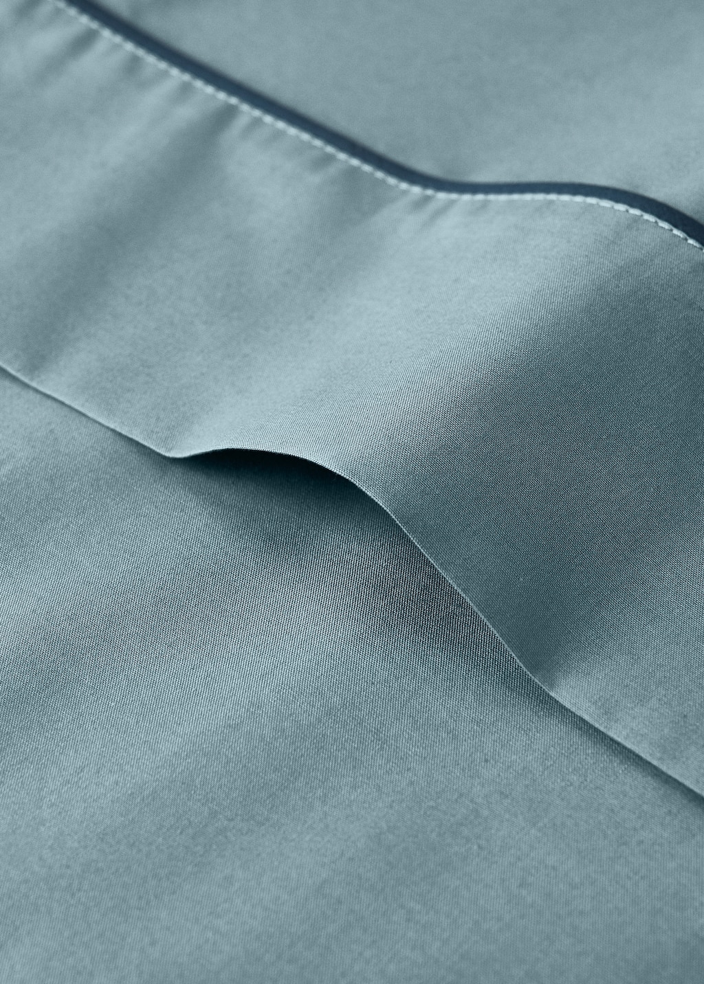 Reversible percale cotton top sheet with contrasting piping for cot