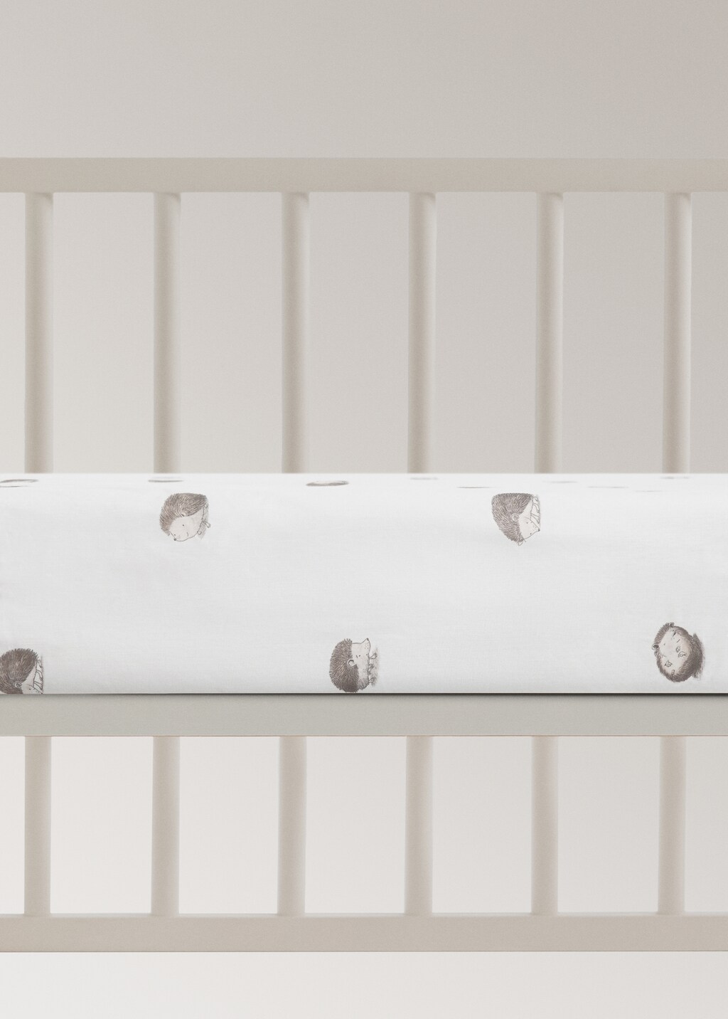 Cotton fitted sheet with hedgehog print for crib