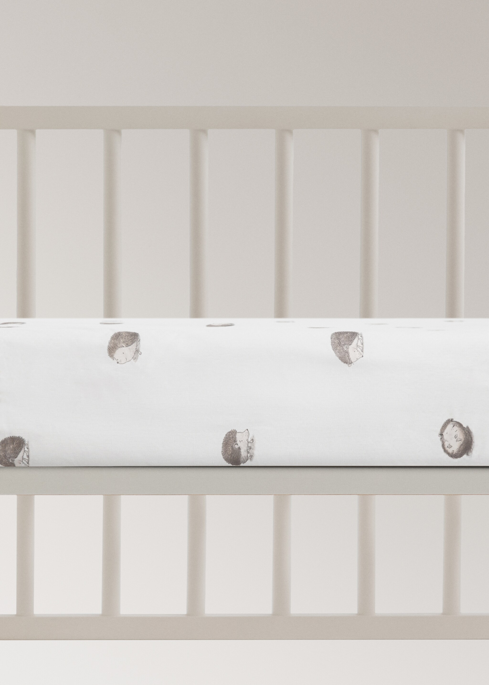 Cotton crib fitted sheet with hedgehog print - Article without model, White. Ref: 17091547-00.