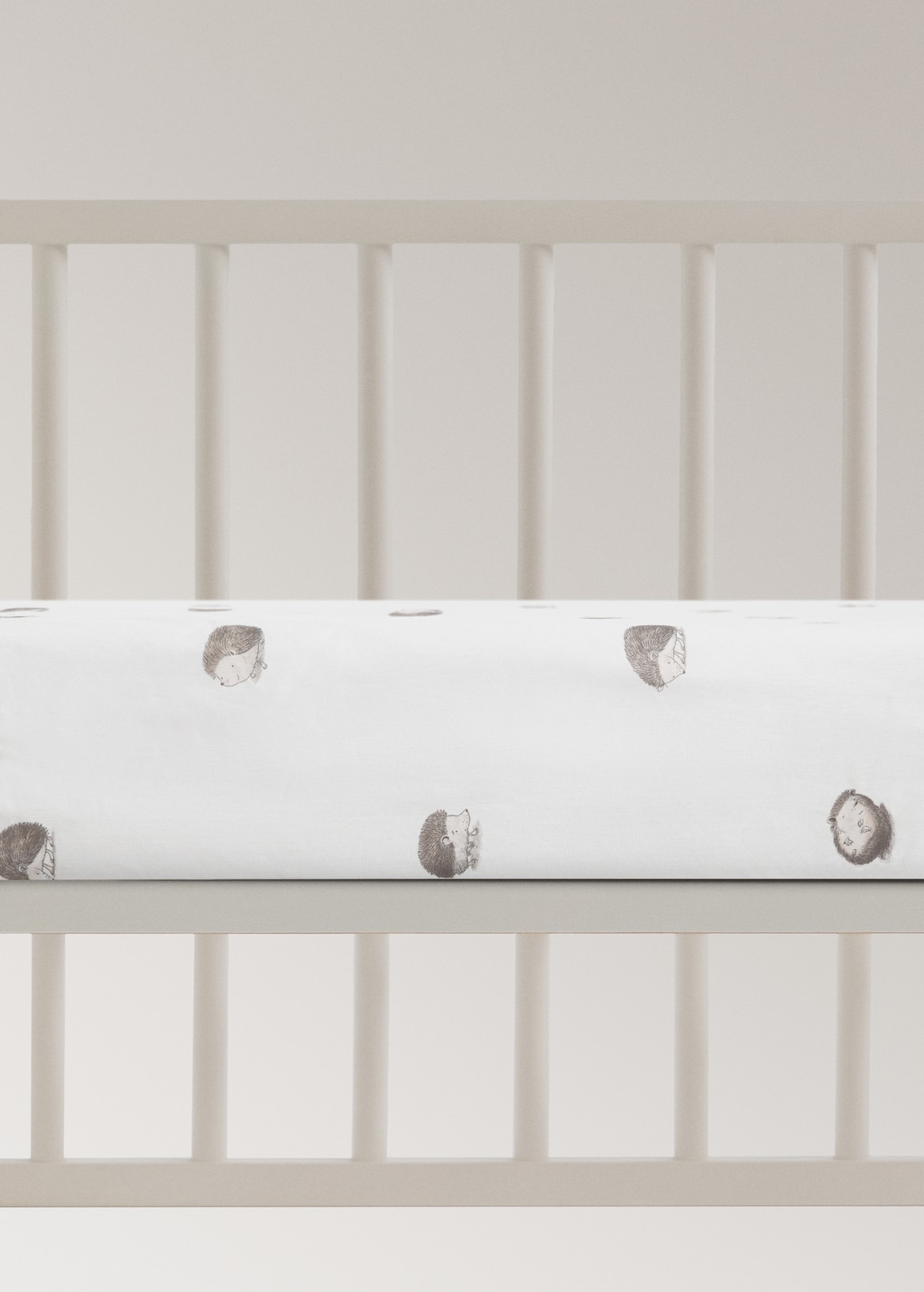 Cotton fitted sheet with hedgehog print for crib