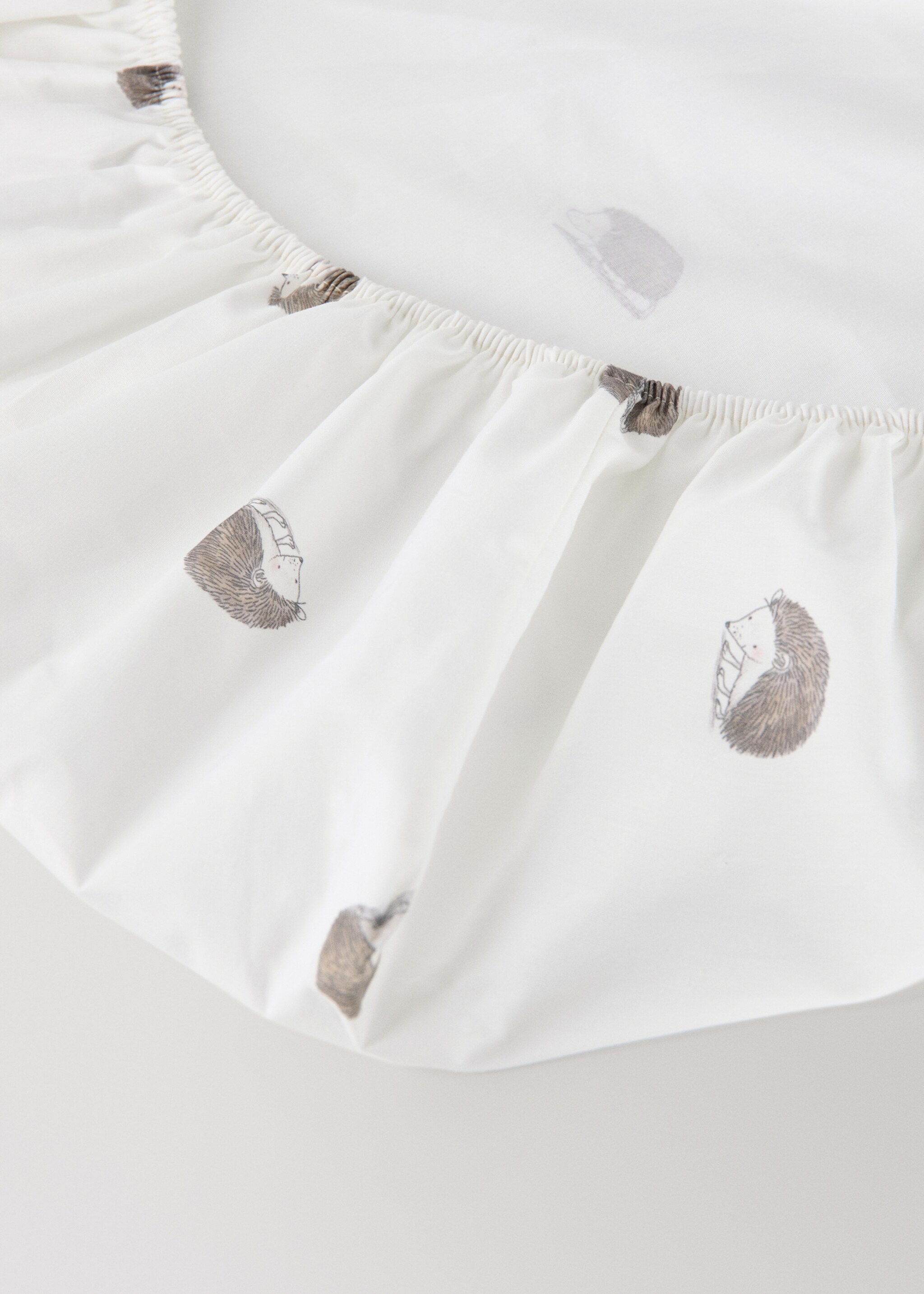 Cotton crib fitted sheet with hedgehog print - Details of the article 1, White. Ref: 17091547-00.