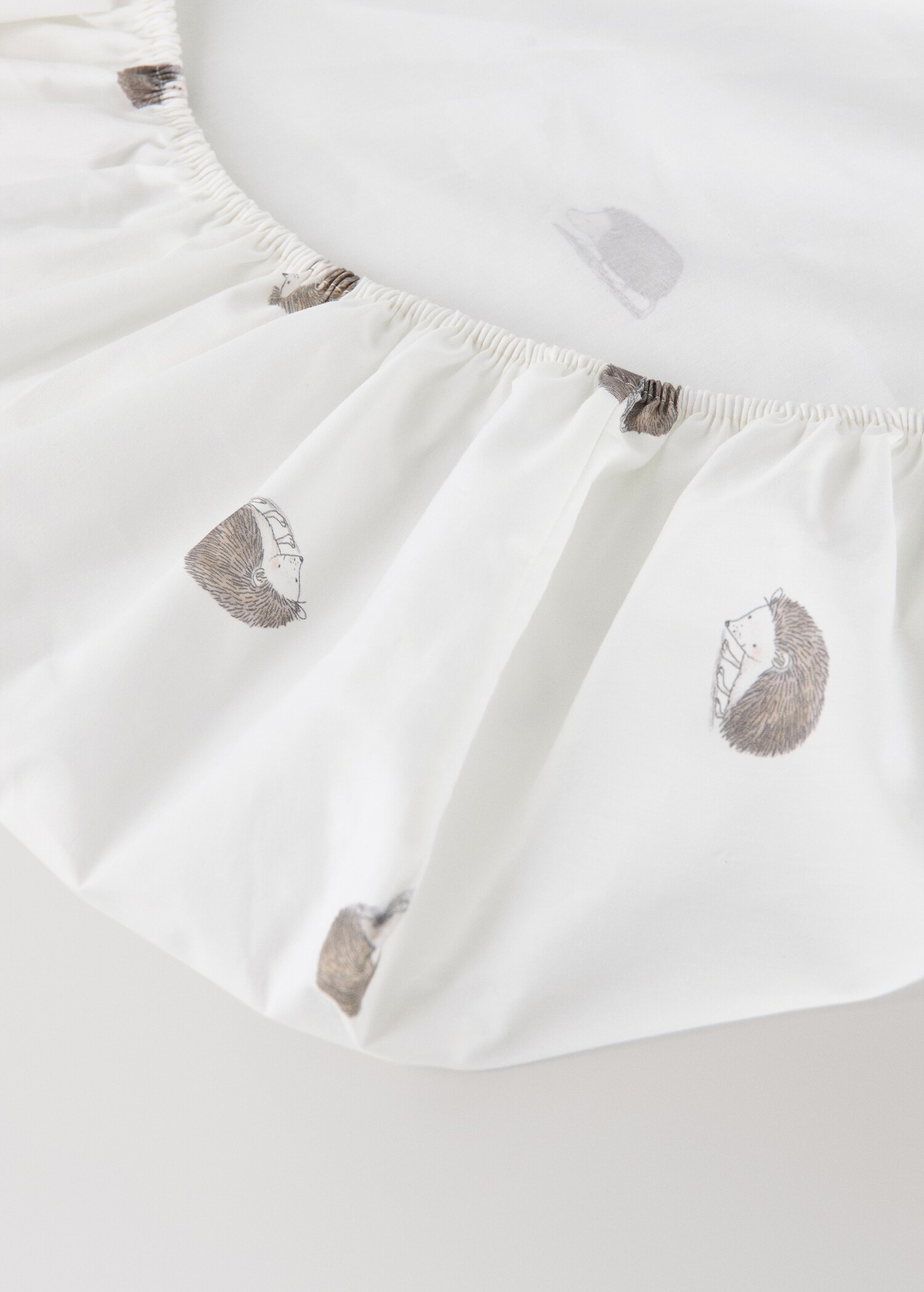 Cot bed fitted sheet in printed cotton with hedgehogs - Details of the article 1