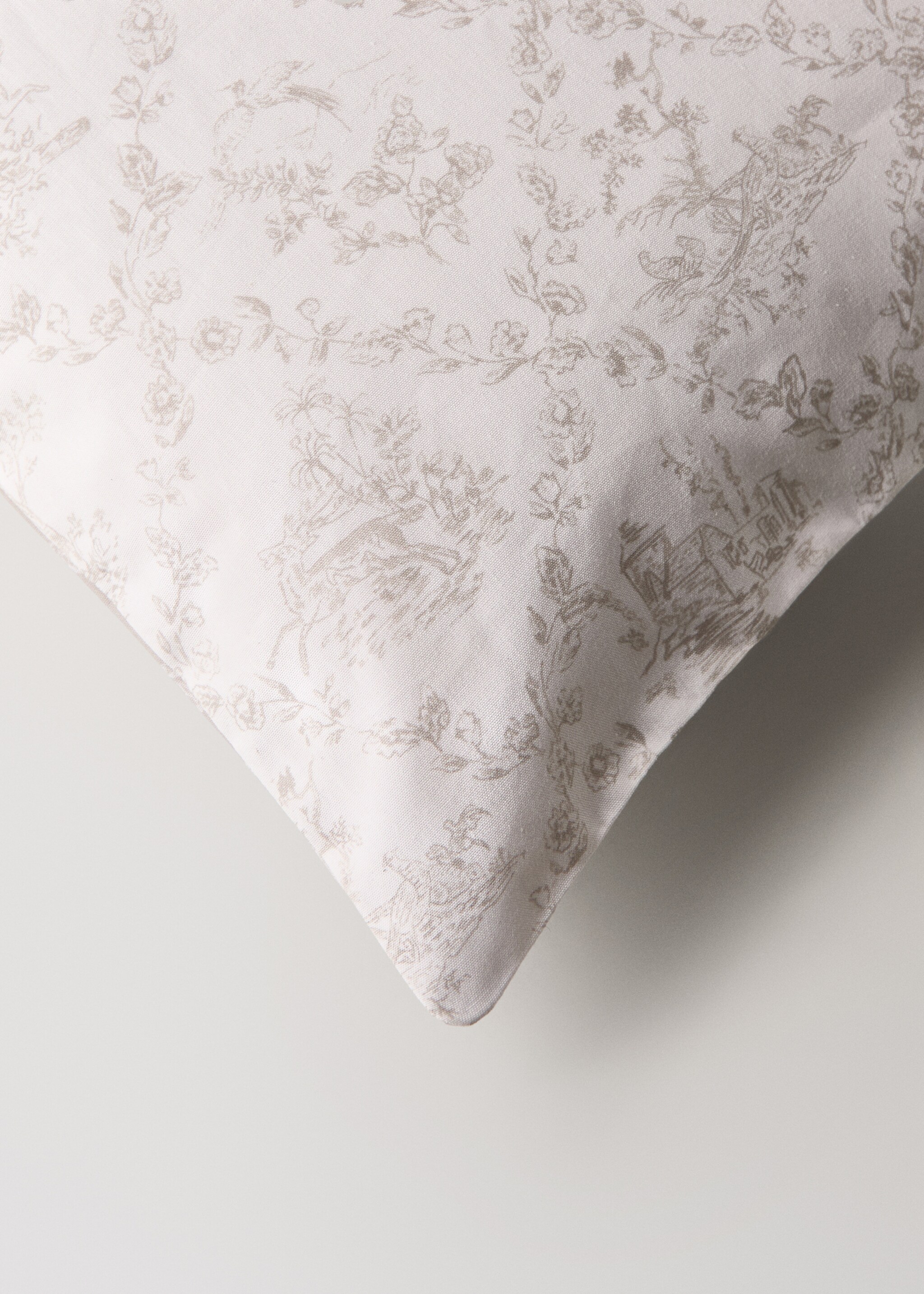 Toile de Jouy-påslakan för spjälsäng i percale-bomull - Detaljer om artikeln 3, Mellanbrun. Ref: 17091548-00.