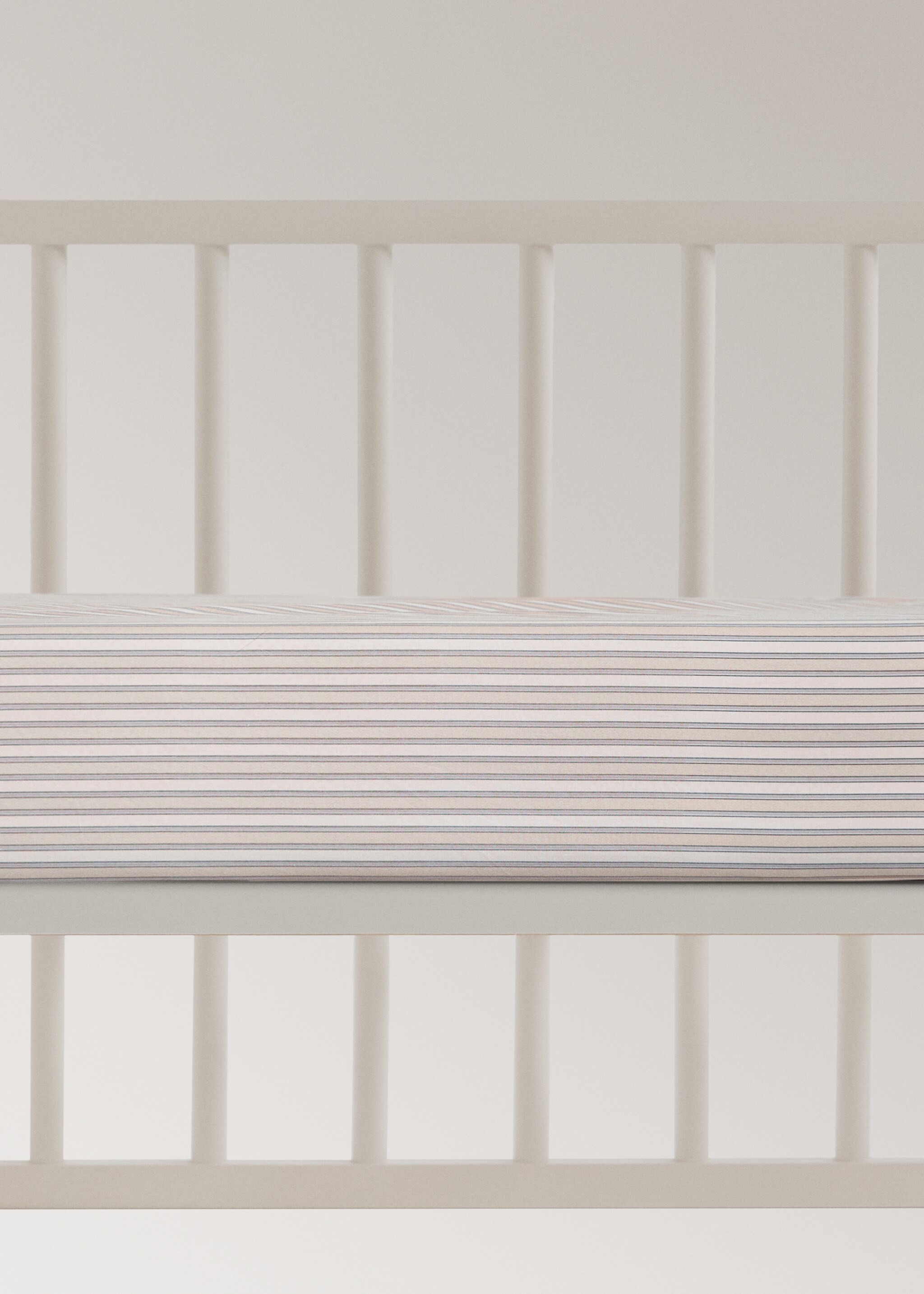 Percale cotton fitted sheet with fine-stripe print for cot - Article without model, Vanilla. Ref: 17091552-00.