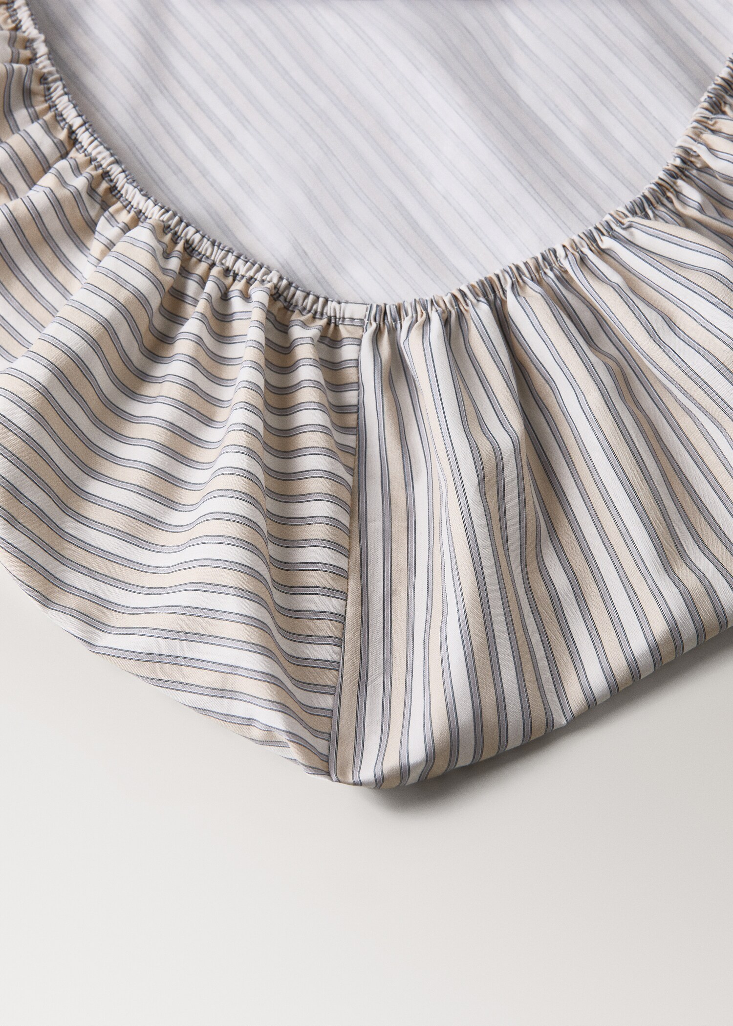 Cot bed fitted sheet in fine striped percale cotton - Details of the article 1