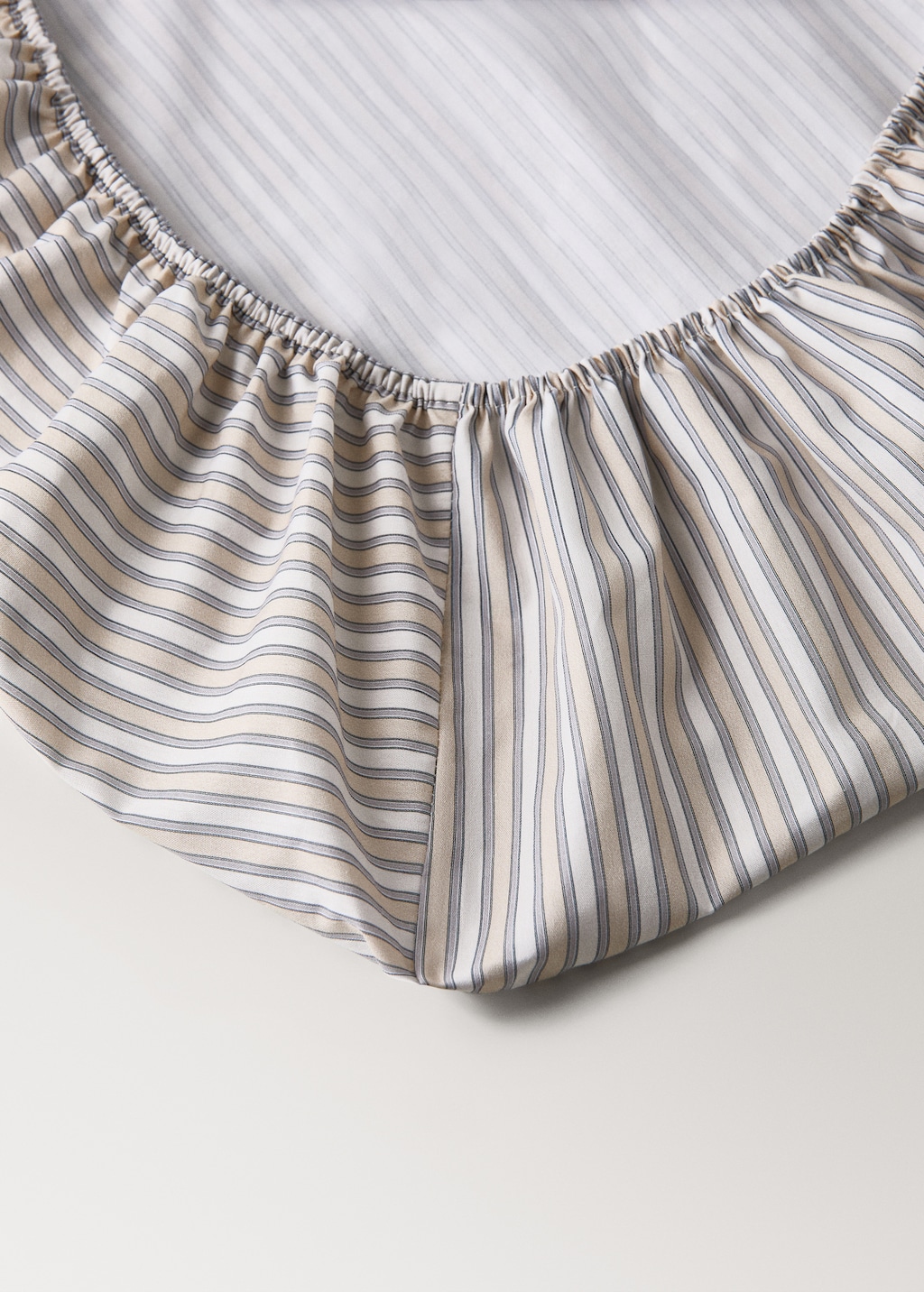 Percale cotton fitted sheet with fine-stripe print for cot