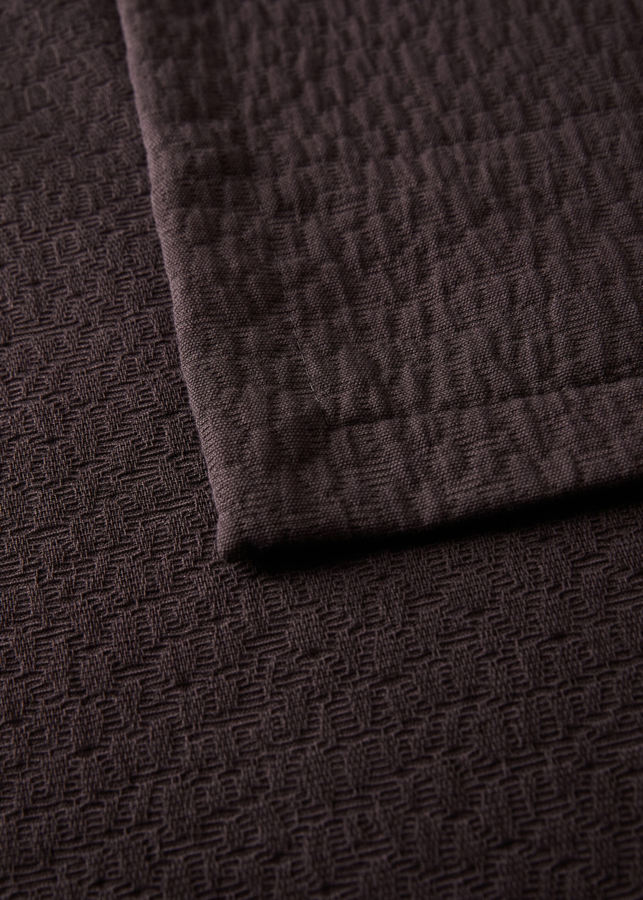 Garment-dyed textured cotton bedspread for 150/160 cm bed - Details of the article 1, Blackberry. Ref: 17091556-00.