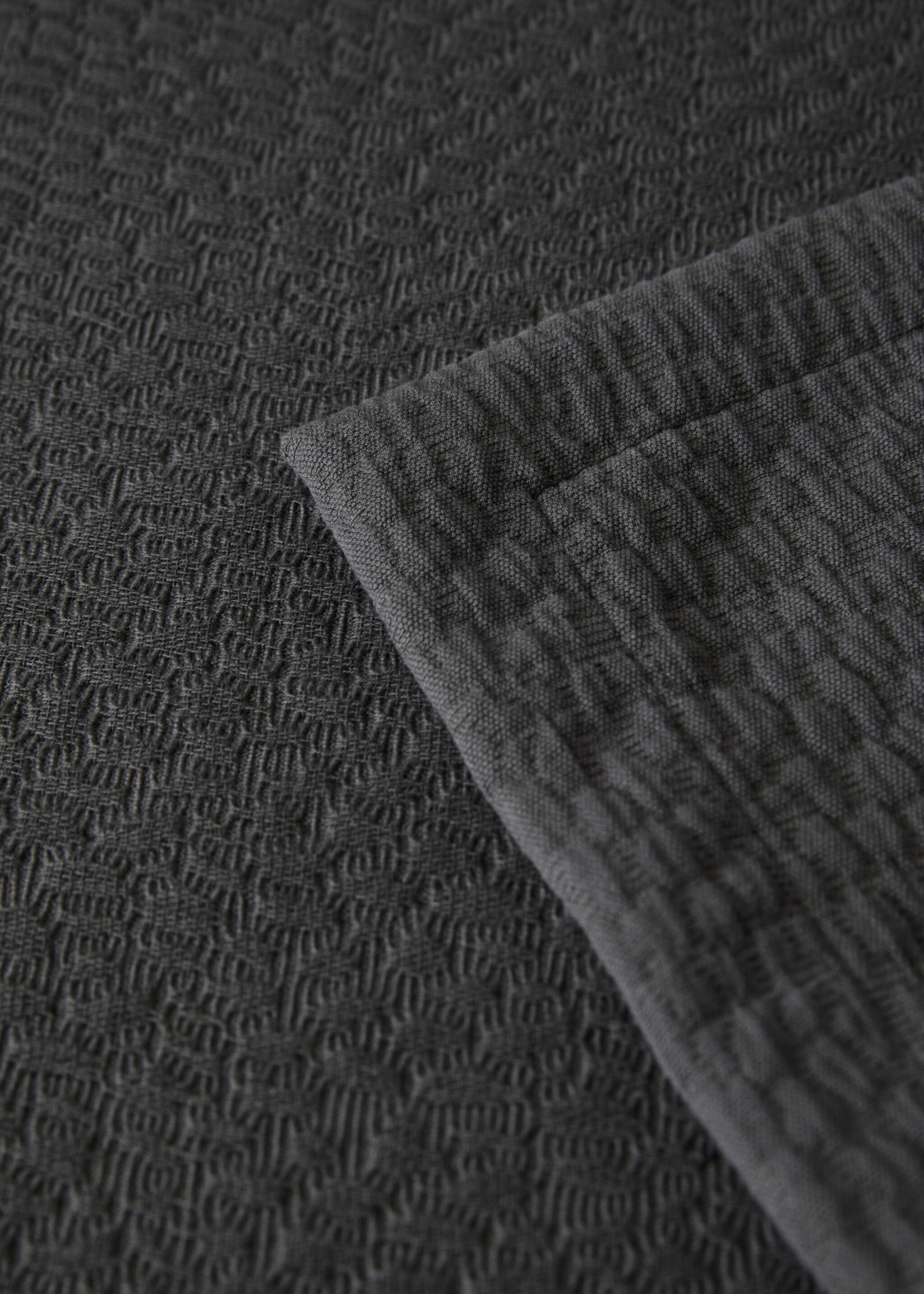 Garment-dyed textured cotton bedspread for 150/160 cm bed - Details of the article 1, Charcoal. Ref: 17091556-00.
